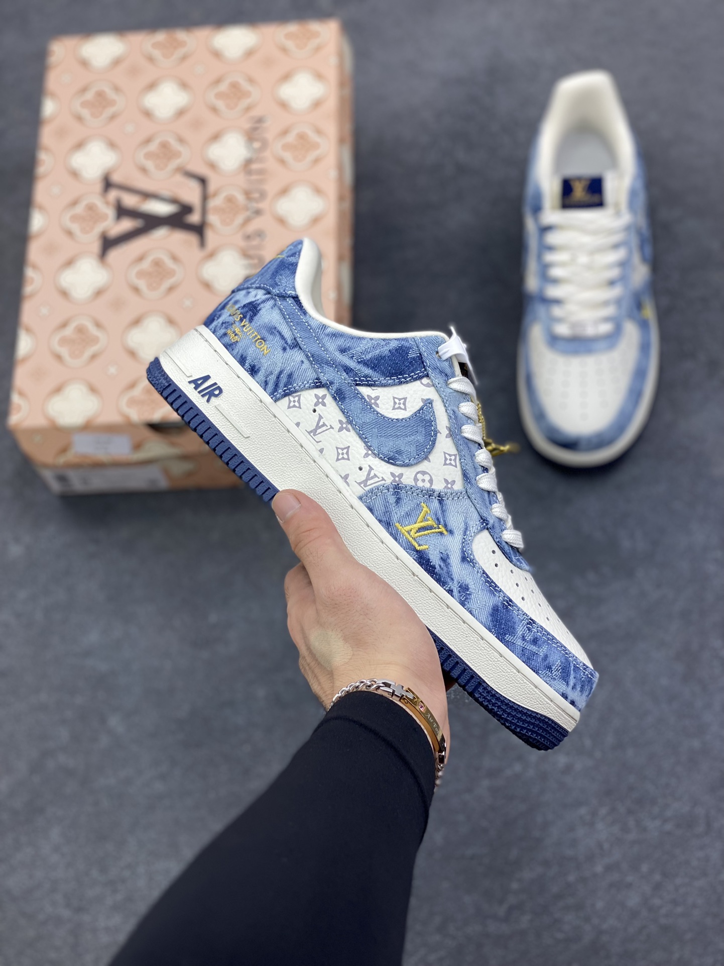 海外量发售！NIke Air Force 1 \’07 Low LV联名–牛仔蓝空军一号低帮 运动鞋 休闲鞋 折边针车 防水牛仔布 工艺难度大 原楦头原纸板 高端定制鞋盒 原厂鞋底 超高清洁度 细节完美 货号：YF9511-818 尺码：36 36.5 37.5 38 38.5 39 40 40.5 41 42 42.5 43 44 44.5 45-选品中心