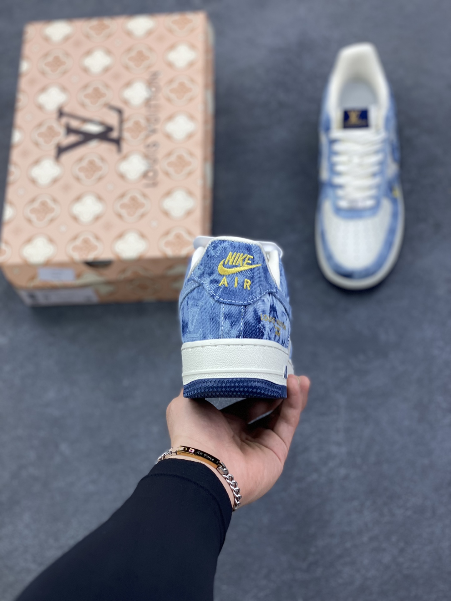 图片[4]-海外量发售！NIke Air Force 1 \’07 Low LV联名–牛仔蓝空军一号低帮 运动鞋 休闲鞋 折边针车 防水牛仔布 工艺难度大 原楦头原纸板 高端定制鞋盒 原厂鞋底 超高清洁度 细节完美 货号：YF9511-818 尺码：36 36.5 37.5 38 38.5 39 40 40.5 41 42 42.5 43 44 44.5 45-选品中心