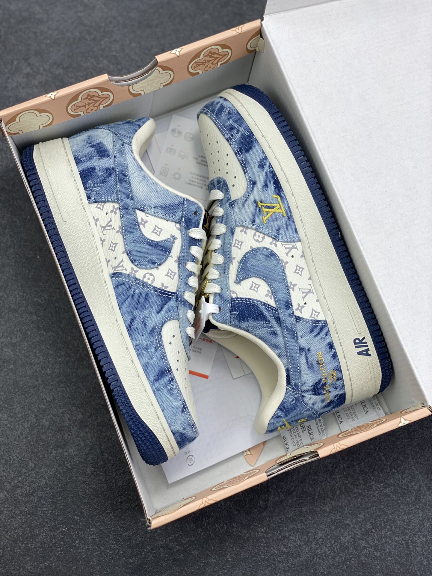 图片[9]-海外量发售！NIke Air Force 1 \’07 Low LV联名–牛仔蓝空军一号低帮 运动鞋 休闲鞋 折边针车 防水牛仔布 工艺难度大 原楦头原纸板 高端定制鞋盒 原厂鞋底 超高清洁度 细节完美 货号：YF9511-818 尺码：36 36.5 37.5 38 38.5 39 40 40.5 41 42 42.5 43 44 44.5 45-选品中心