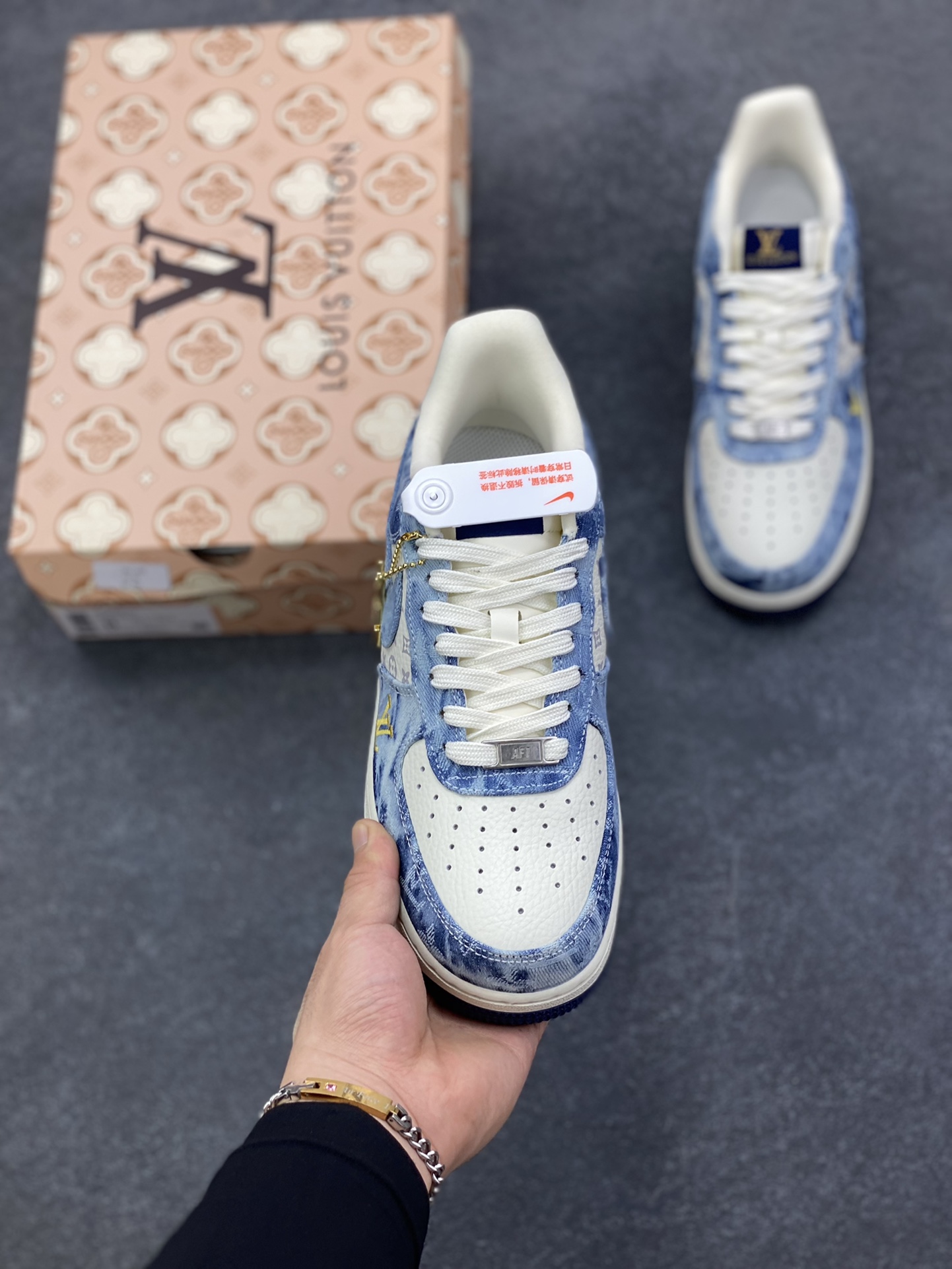 图片[2]-海外量发售！NIke Air Force 1 \’07 Low LV联名–牛仔蓝空军一号低帮 运动鞋 休闲鞋 折边针车 防水牛仔布 工艺难度大 原楦头原纸板 高端定制鞋盒 原厂鞋底 超高清洁度 细节完美 货号：YF9511-818 尺码：36 36.5 37.5 38 38.5 39 40 40.5 41 42 42.5 43 44 44.5 45-选品中心