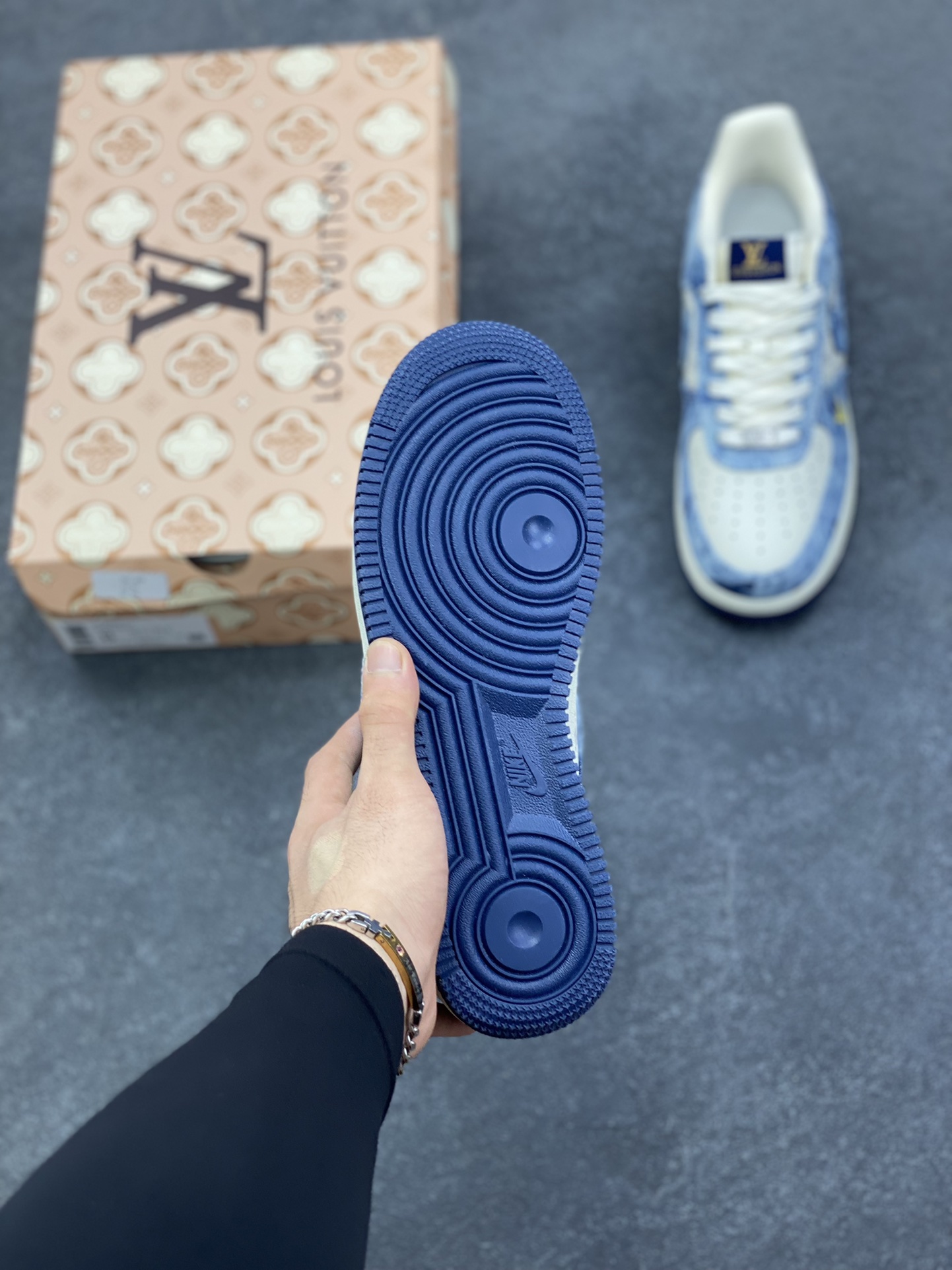 图片[5]-海外量发售！NIke Air Force 1 \’07 Low LV联名–牛仔蓝空军一号低帮 运动鞋 休闲鞋 折边针车 防水牛仔布 工艺难度大 原楦头原纸板 高端定制鞋盒 原厂鞋底 超高清洁度 细节完美 货号：YF9511-818 尺码：36 36.5 37.5 38 38.5 39 40 40.5 41 42 42.5 43 44 44.5 45-选品中心
