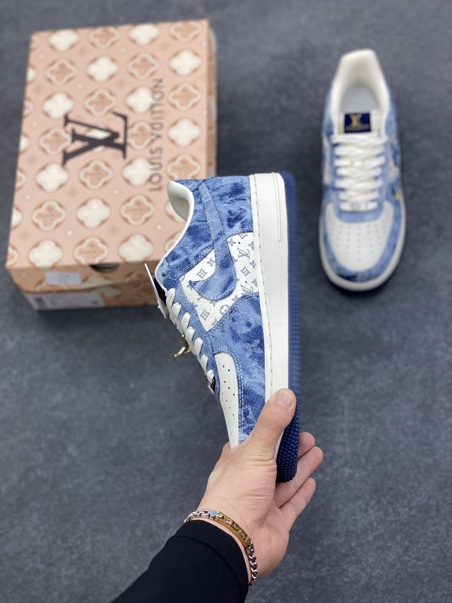 图片[3]-海外量发售！NIke Air Force 1 \’07 Low LV联名–牛仔蓝空军一号低帮 运动鞋 休闲鞋 折边针车 防水牛仔布 工艺难度大 原楦头原纸板 高端定制鞋盒 原厂鞋底 超高清洁度 细节完美 货号：YF9511-818 尺码：36 36.5 37.5 38 38.5 39 40 40.5 41 42 42.5 43 44 44.5 45-选品中心