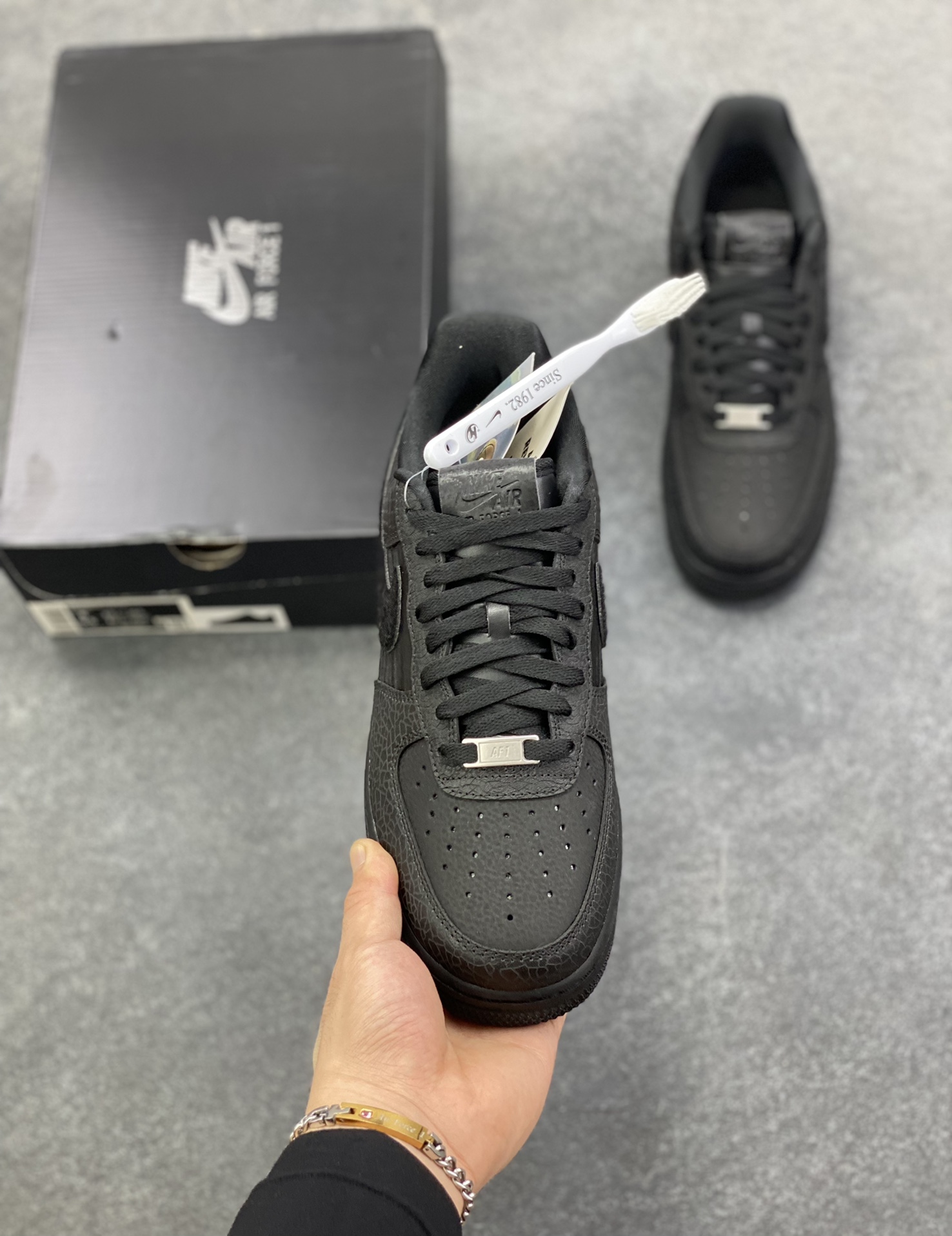 图片[2]-HY版本💯 Nike Air Force 1 Low 黑裂纹 空军一号低帮运动休闲板鞋 原楦头原纸板 打造纯正空军版型 专注外贸渠道 全掌内置蜂窝气垫 原盒配件 原厂中底钢印、拉帮完美 货号：HQ1977-001 尺码：36 36.5 37.5 38 38.5 39 40 40.5 41 42 42.5 43 44 44.5 45 46-选品中心