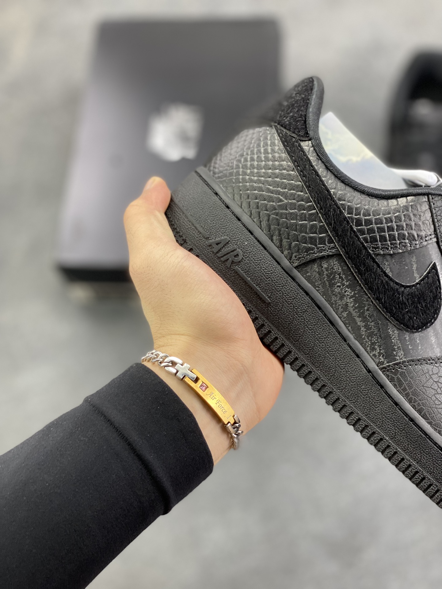 图片[6]-HY版本💯 Nike Air Force 1 Low 黑裂纹 空军一号低帮运动休闲板鞋 原楦头原纸板 打造纯正空军版型 专注外贸渠道 全掌内置蜂窝气垫 原盒配件 原厂中底钢印、拉帮完美 货号：HQ1977-001 尺码：36 36.5 37.5 38 38.5 39 40 40.5 41 42 42.5 43 44 44.5 45 46-选品中心