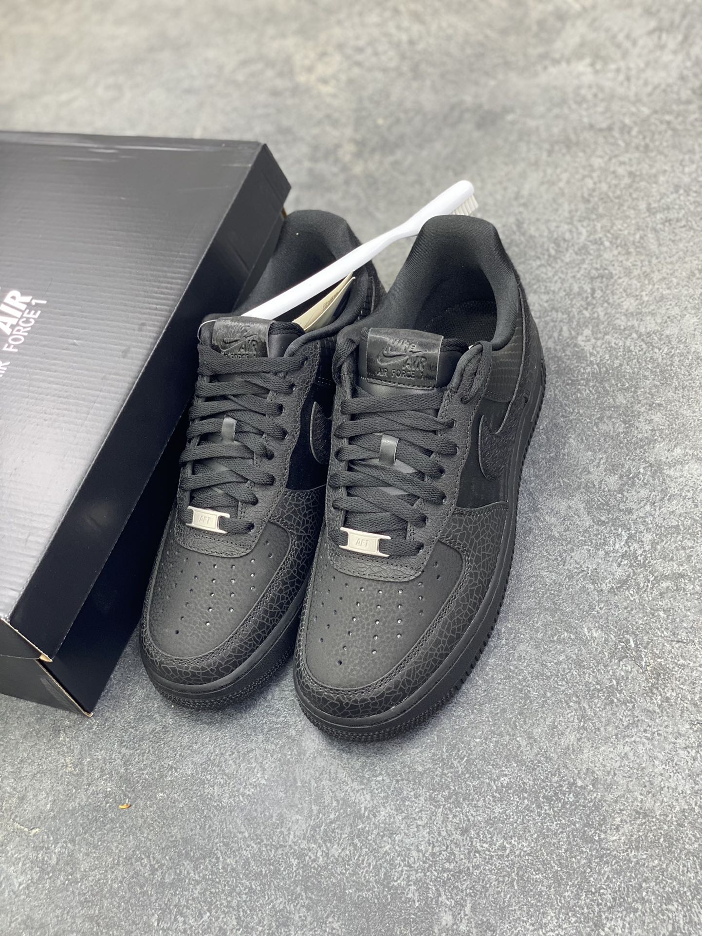 图片[8]-HY版本💯 Nike Air Force 1 Low 黑裂纹 空军一号低帮运动休闲板鞋 原楦头原纸板 打造纯正空军版型 专注外贸渠道 全掌内置蜂窝气垫 原盒配件 原厂中底钢印、拉帮完美 货号：HQ1977-001 尺码：36 36.5 37.5 38 38.5 39 40 40.5 41 42 42.5 43 44 44.5 45 46-选品中心