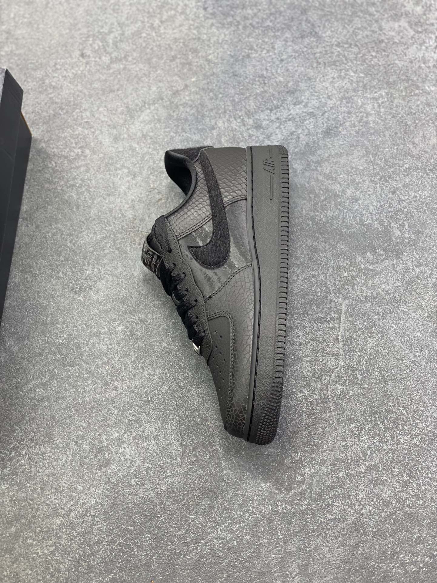 图片[7]-HY版本💯 Nike Air Force 1 Low 黑裂纹 空军一号低帮运动休闲板鞋 原楦头原纸板 打造纯正空军版型 专注外贸渠道 全掌内置蜂窝气垫 原盒配件 原厂中底钢印、拉帮完美 货号：HQ1977-001 尺码：36 36.5 37.5 38 38.5 39 40 40.5 41 42 42.5 43 44 44.5 45 46-选品中心