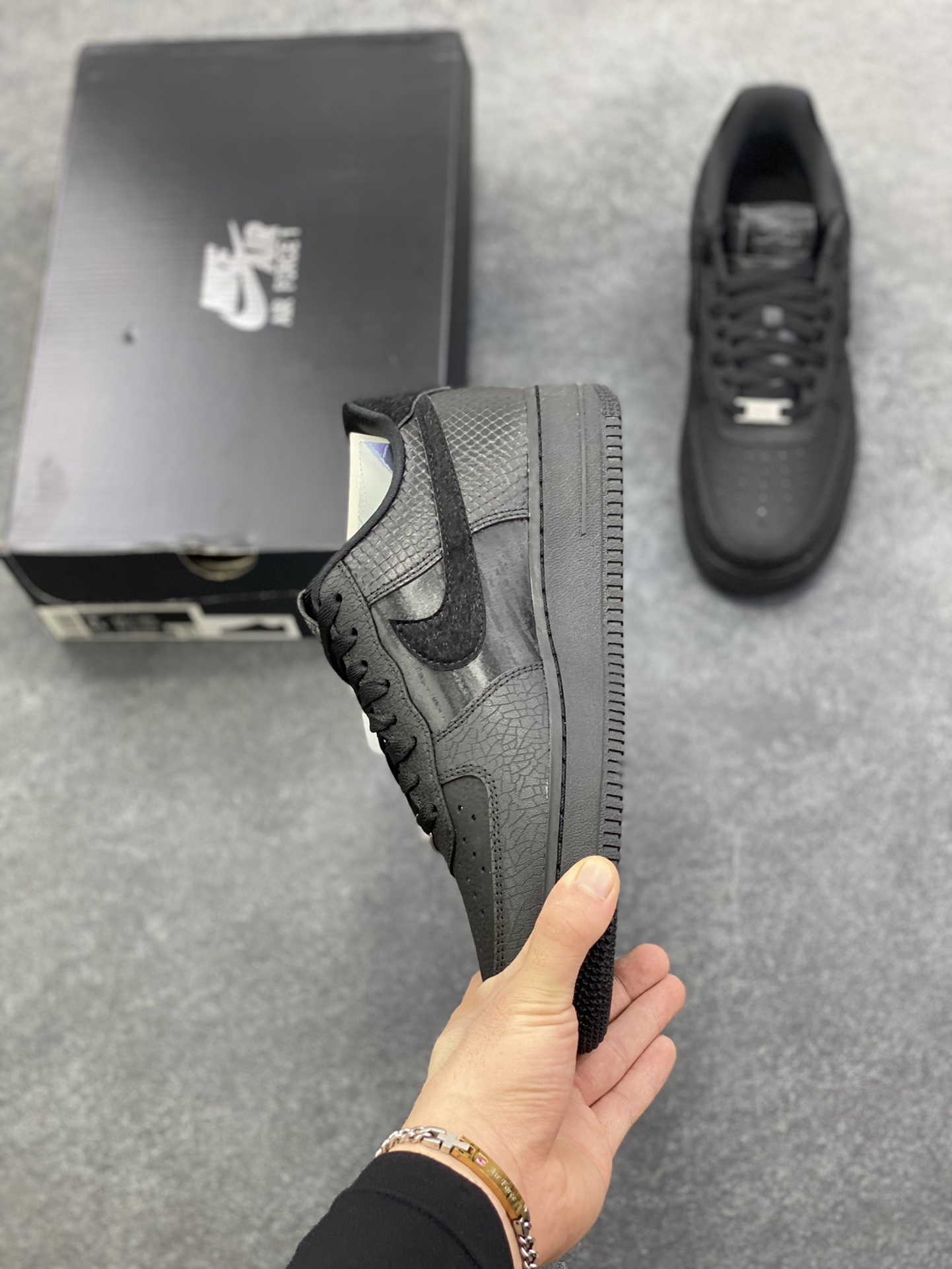 图片[3]-HY版本💯 Nike Air Force 1 Low 黑裂纹 空军一号低帮运动休闲板鞋 原楦头原纸板 打造纯正空军版型 专注外贸渠道 全掌内置蜂窝气垫 原盒配件 原厂中底钢印、拉帮完美 货号：HQ1977-001 尺码：36 36.5 37.5 38 38.5 39 40 40.5 41 42 42.5 43 44 44.5 45 46-选品中心