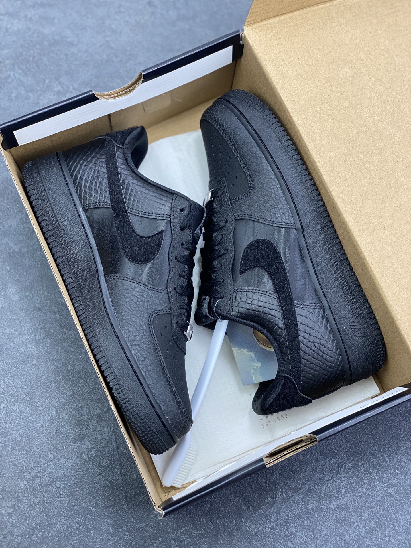 图片[9]-HY版本💯 Nike Air Force 1 Low 黑裂纹 空军一号低帮运动休闲板鞋 原楦头原纸板 打造纯正空军版型 专注外贸渠道 全掌内置蜂窝气垫 原盒配件 原厂中底钢印、拉帮完美 货号：HQ1977-001 尺码：36 36.5 37.5 38 38.5 39 40 40.5 41 42 42.5 43 44 44.5 45 46-选品中心