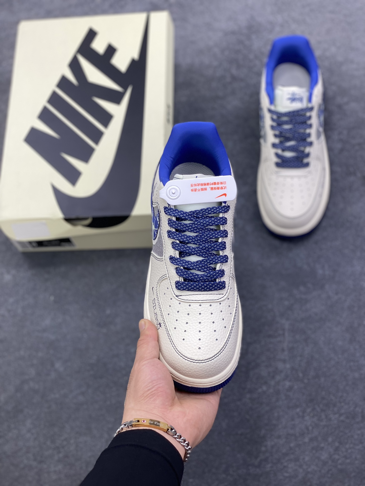 图片[2]-NIke Air Force 1 \’07 Low “斯图西联名——双勾满天星”空军一号 低帮 运动鞋 休闲鞋 折边针车 工艺难度大 原楦头原纸板 原装鞋盒 定制五金配件 内置全掌气垫 原厂鞋底 货号：DD1982-306 尺码：36 36.5 37.5 38 38.5 39 40 40.5 41 42 42.5 43 44 44.5 45-选品中心