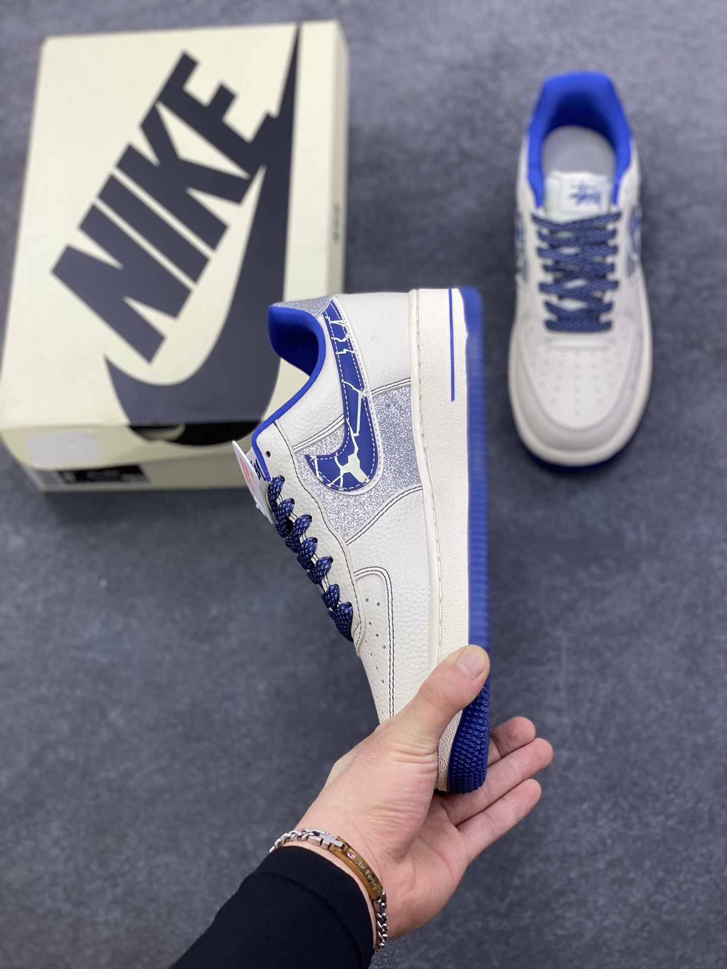 图片[3]-NIke Air Force 1 \’07 Low “斯图西联名——双勾满天星”空军一号 低帮 运动鞋 休闲鞋 折边针车 工艺难度大 原楦头原纸板 原装鞋盒 定制五金配件 内置全掌气垫 原厂鞋底 货号：DD1982-306 尺码：36 36.5 37.5 38 38.5 39 40 40.5 41 42 42.5 43 44 44.5 45-选品中心