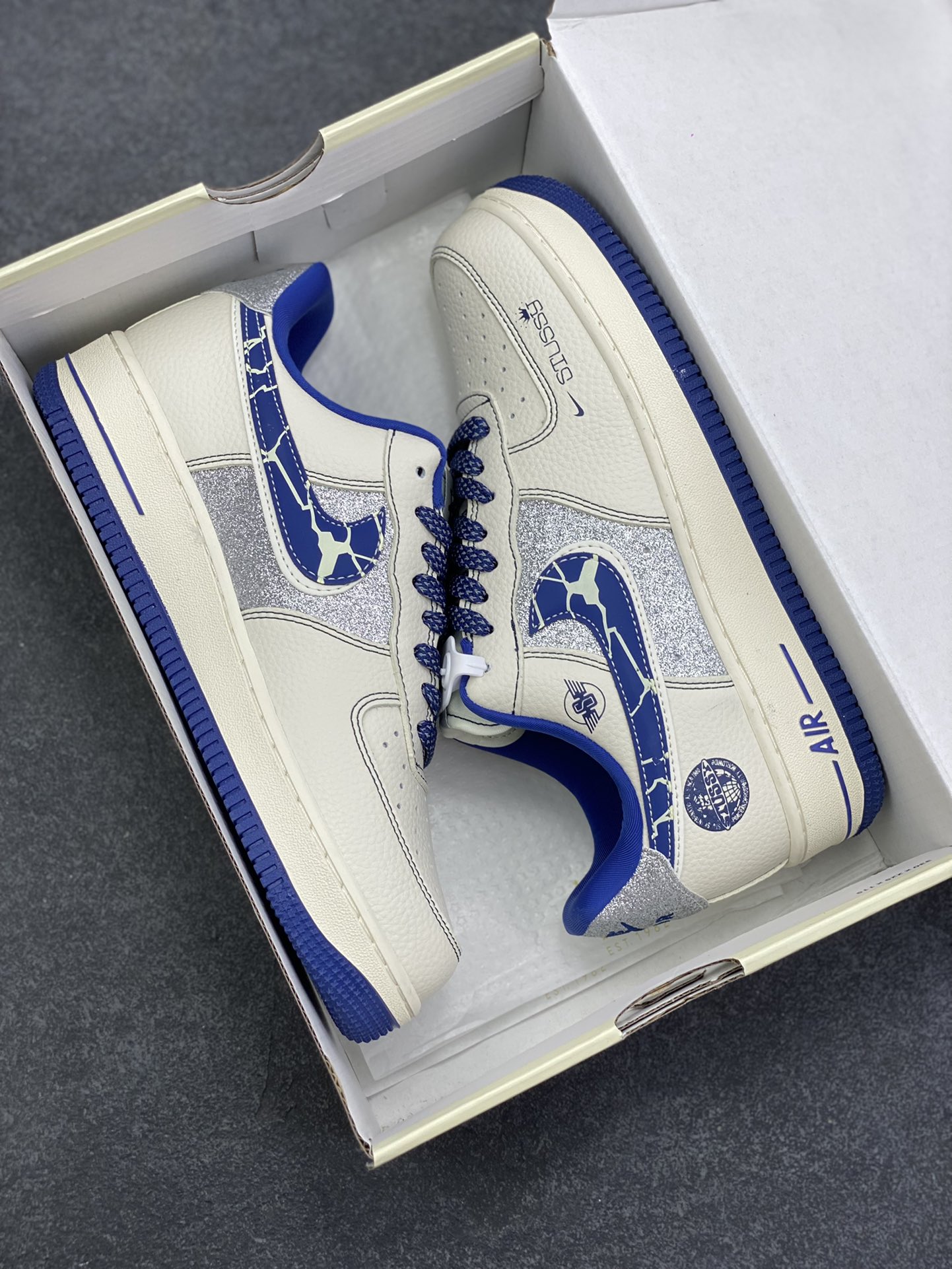 图片[9]-NIke Air Force 1 \’07 Low “斯图西联名——双勾满天星”空军一号 低帮 运动鞋 休闲鞋 折边针车 工艺难度大 原楦头原纸板 原装鞋盒 定制五金配件 内置全掌气垫 原厂鞋底 货号：DD1982-306 尺码：36 36.5 37.5 38 38.5 39 40 40.5 41 42 42.5 43 44 44.5 45-选品中心