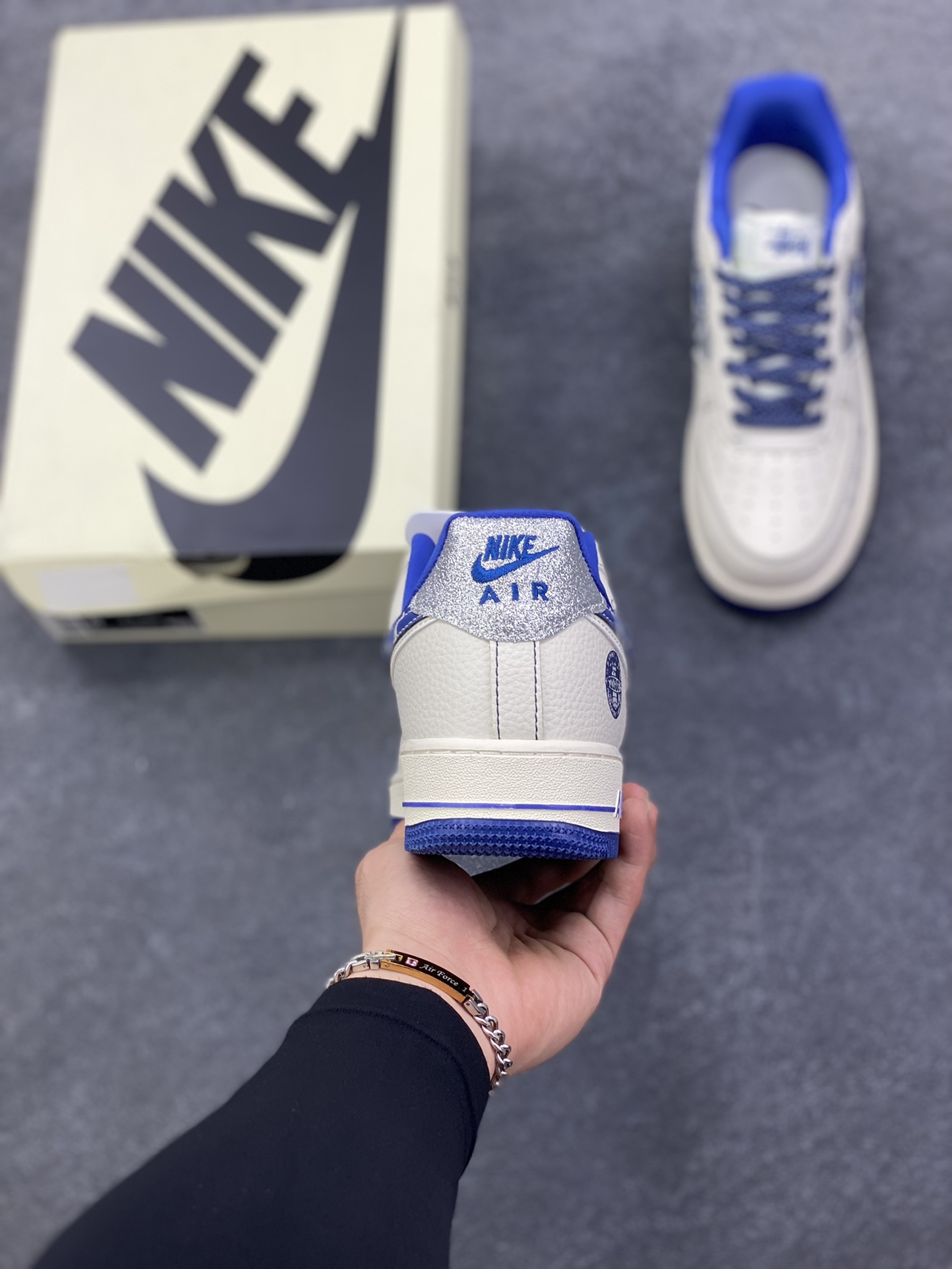 图片[4]-NIke Air Force 1 \’07 Low “斯图西联名——双勾满天星”空军一号 低帮 运动鞋 休闲鞋 折边针车 工艺难度大 原楦头原纸板 原装鞋盒 定制五金配件 内置全掌气垫 原厂鞋底 货号：DD1982-306 尺码：36 36.5 37.5 38 38.5 39 40 40.5 41 42 42.5 43 44 44.5 45-选品中心