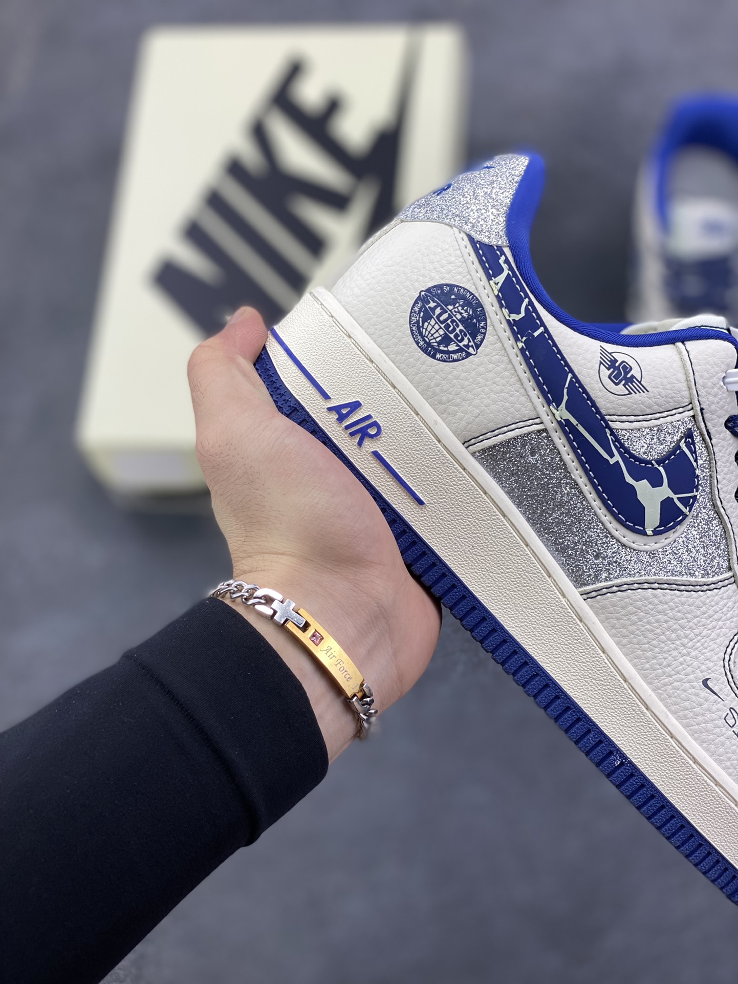 图片[6]-NIke Air Force 1 \’07 Low “斯图西联名——双勾满天星”空军一号 低帮 运动鞋 休闲鞋 折边针车 工艺难度大 原楦头原纸板 原装鞋盒 定制五金配件 内置全掌气垫 原厂鞋底 货号：DD1982-306 尺码：36 36.5 37.5 38 38.5 39 40 40.5 41 42 42.5 43 44 44.5 45-选品中心