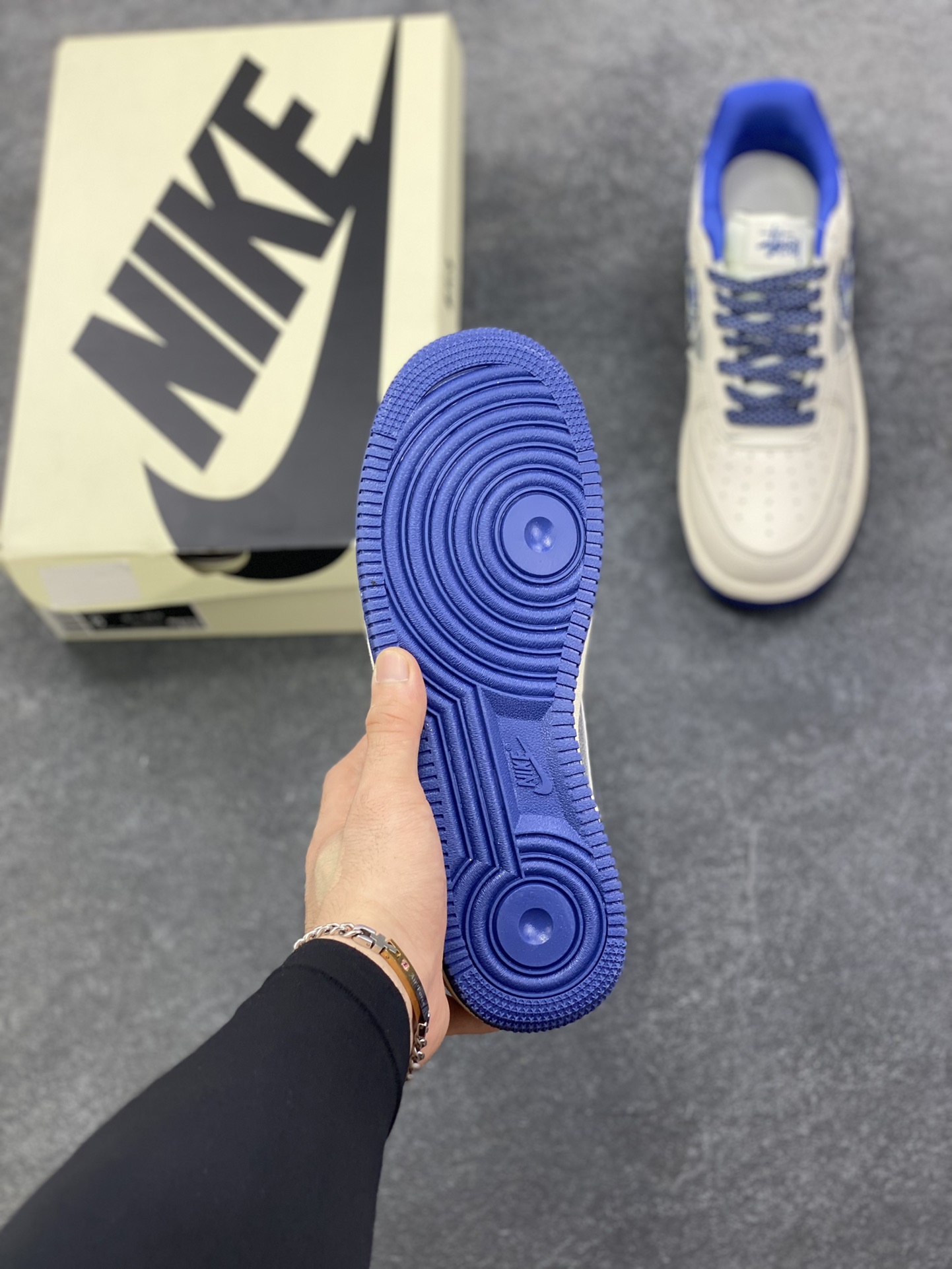 图片[5]-NIke Air Force 1 \’07 Low “斯图西联名——双勾满天星”空军一号 低帮 运动鞋 休闲鞋 折边针车 工艺难度大 原楦头原纸板 原装鞋盒 定制五金配件 内置全掌气垫 原厂鞋底 货号：DD1982-306 尺码：36 36.5 37.5 38 38.5 39 40 40.5 41 42 42.5 43 44 44.5 45-选品中心