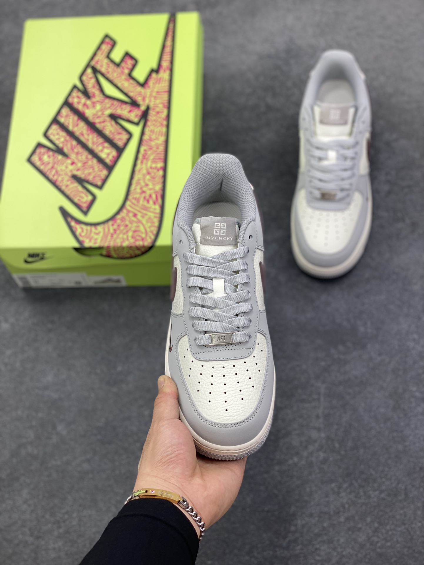 图片[2]-高端定制Nike Air Force 1 \’07 Low “纪梵希联名—米白灰红猪八钩 ” 高端定制 低帮休闲板鞋 定制鞋盒 大厂纯原品质出货 超高清洁度 皮料切割干净无任何毛边 细节完美 货号：KX2532-505 尺码：36 36.5 37.5 38 38.5 39 40 40.5 41 42 42.5 43 44 44.5 45-选品中心