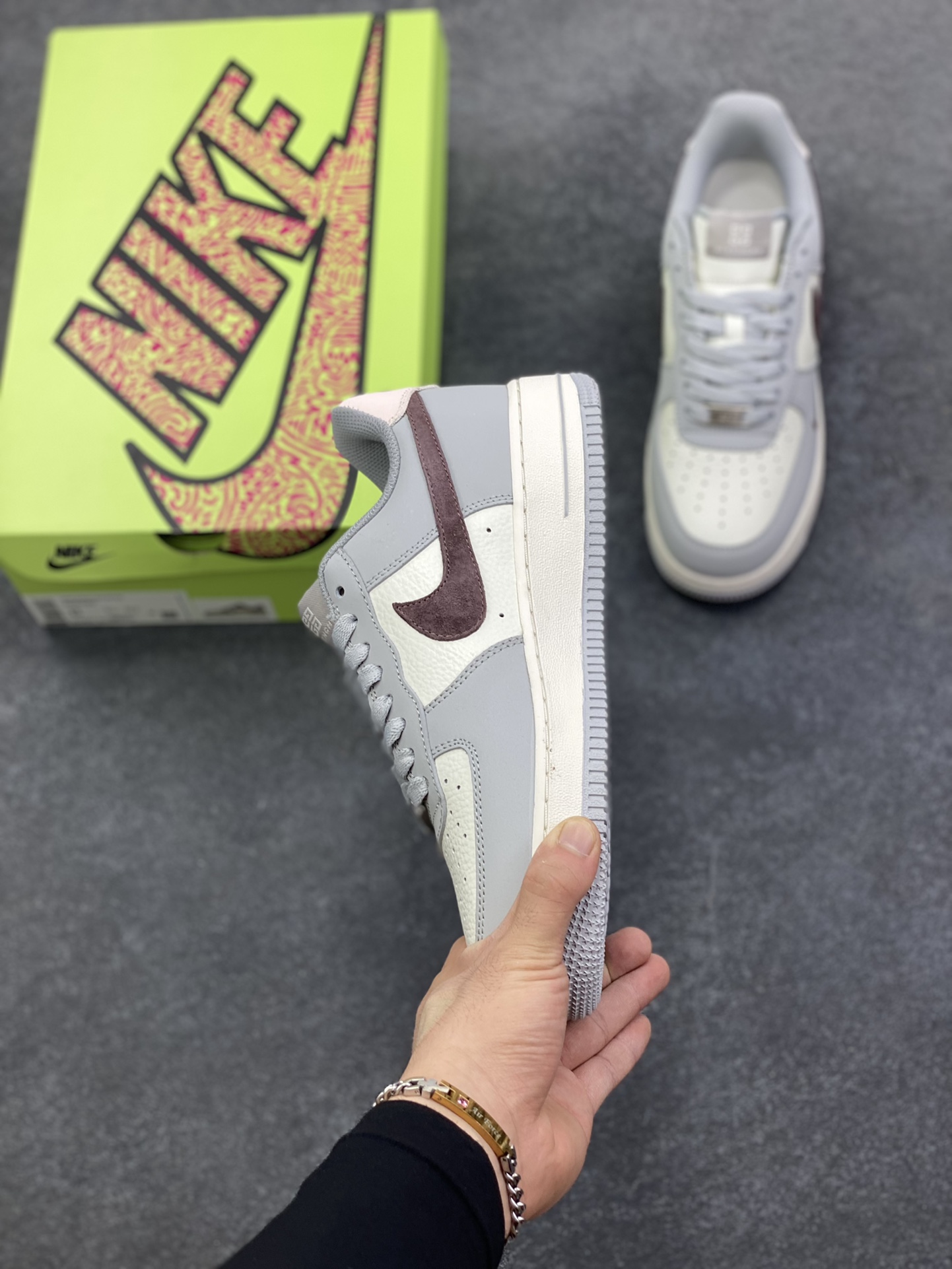 图片[3]-高端定制Nike Air Force 1 \’07 Low “纪梵希联名—米白灰红猪八钩 ” 高端定制 低帮休闲板鞋 定制鞋盒 大厂纯原品质出货 超高清洁度 皮料切割干净无任何毛边 细节完美 货号：KX2532-505 尺码：36 36.5 37.5 38 38.5 39 40 40.5 41 42 42.5 43 44 44.5 45-选品中心