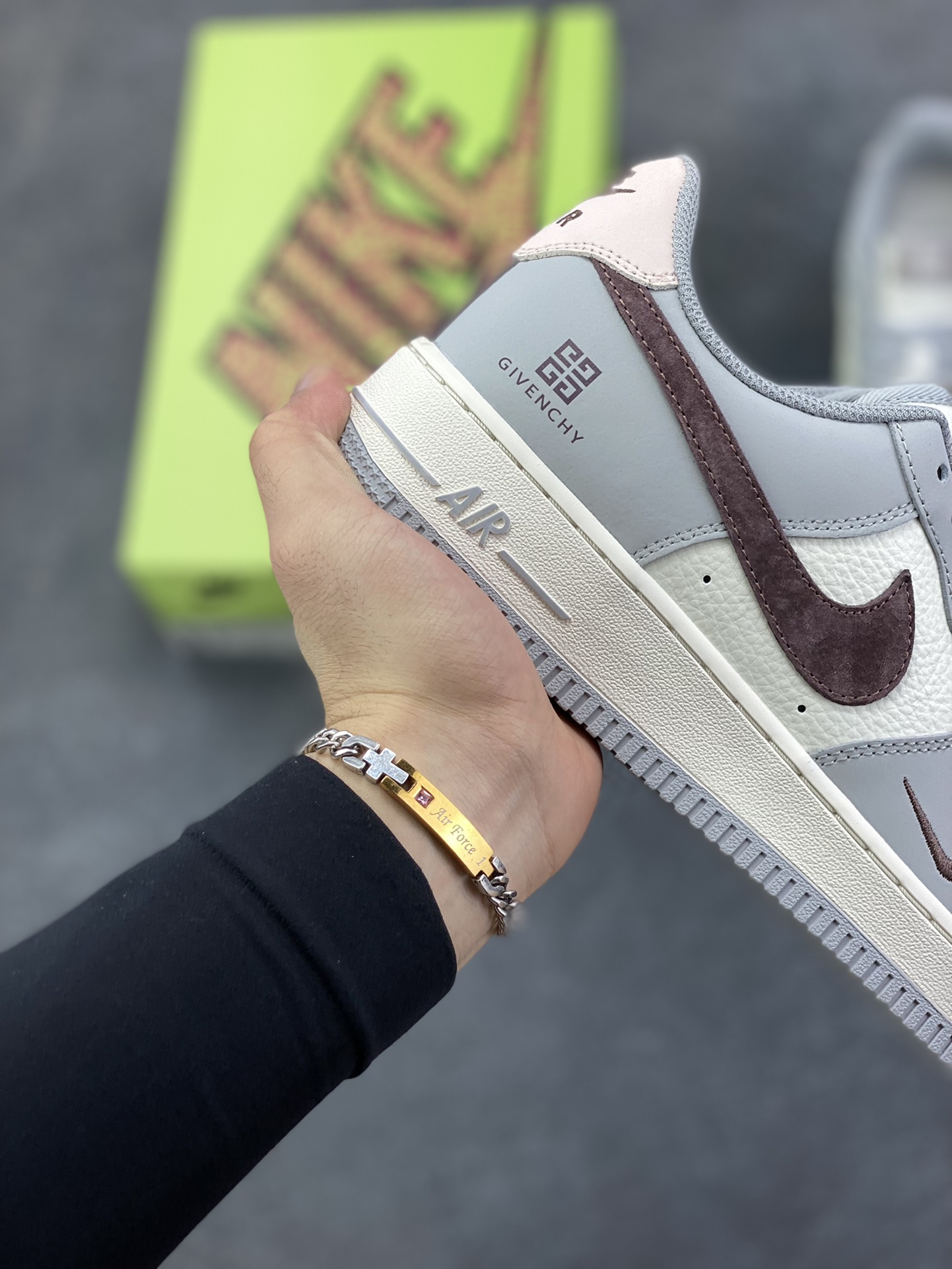 图片[6]-高端定制Nike Air Force 1 \’07 Low “纪梵希联名—米白灰红猪八钩 ” 高端定制 低帮休闲板鞋 定制鞋盒 大厂纯原品质出货 超高清洁度 皮料切割干净无任何毛边 细节完美 货号：KX2532-505 尺码：36 36.5 37.5 38 38.5 39 40 40.5 41 42 42.5 43 44 44.5 45-选品中心