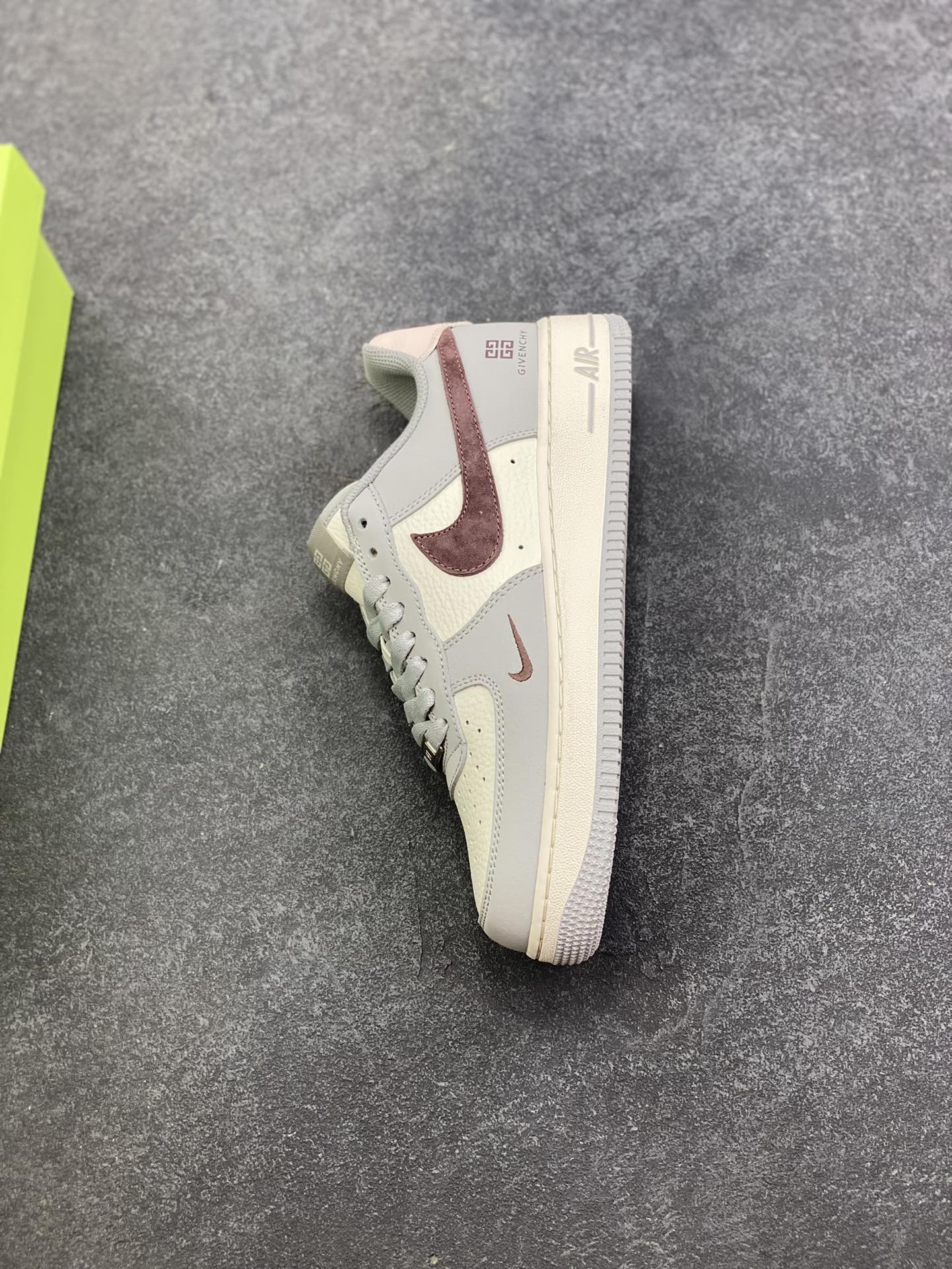 图片[7]-高端定制Nike Air Force 1 \’07 Low “纪梵希联名—米白灰红猪八钩 ” 高端定制 低帮休闲板鞋 定制鞋盒 大厂纯原品质出货 超高清洁度 皮料切割干净无任何毛边 细节完美 货号：KX2532-505 尺码：36 36.5 37.5 38 38.5 39 40 40.5 41 42 42.5 43 44 44.5 45-选品中心