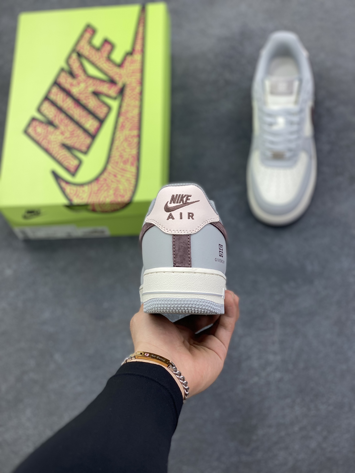 图片[4]-高端定制Nike Air Force 1 \’07 Low “纪梵希联名—米白灰红猪八钩 ” 高端定制 低帮休闲板鞋 定制鞋盒 大厂纯原品质出货 超高清洁度 皮料切割干净无任何毛边 细节完美 货号：KX2532-505 尺码：36 36.5 37.5 38 38.5 39 40 40.5 41 42 42.5 43 44 44.5 45-选品中心