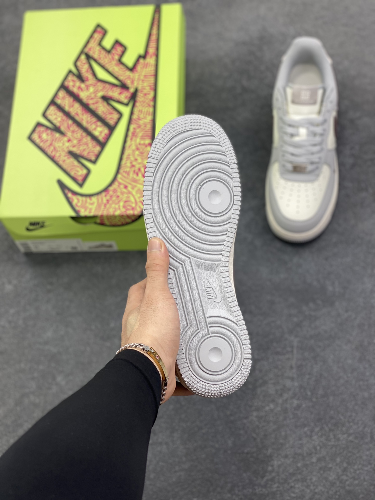 图片[5]-高端定制Nike Air Force 1 \’07 Low “纪梵希联名—米白灰红猪八钩 ” 高端定制 低帮休闲板鞋 定制鞋盒 大厂纯原品质出货 超高清洁度 皮料切割干净无任何毛边 细节完美 货号：KX2532-505 尺码：36 36.5 37.5 38 38.5 39 40 40.5 41 42 42.5 43 44 44.5 45-选品中心