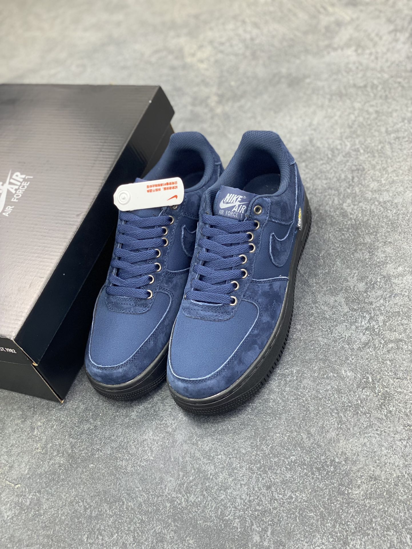 图片[8]-Nike Air Force 1 Low 黑蓝 空军一号低帮运动休闲板鞋 原楦头原纸板 打造纯正空军版型 专注外贸渠道 全掌内置蜂窝气垫 原盒配件 原厂中底钢印、拉帮完美 货号：HQ3822-400 尺码：36 37.5 38 39 40 40.5 41 42 42.5 43 44 44.5 45-选品中心