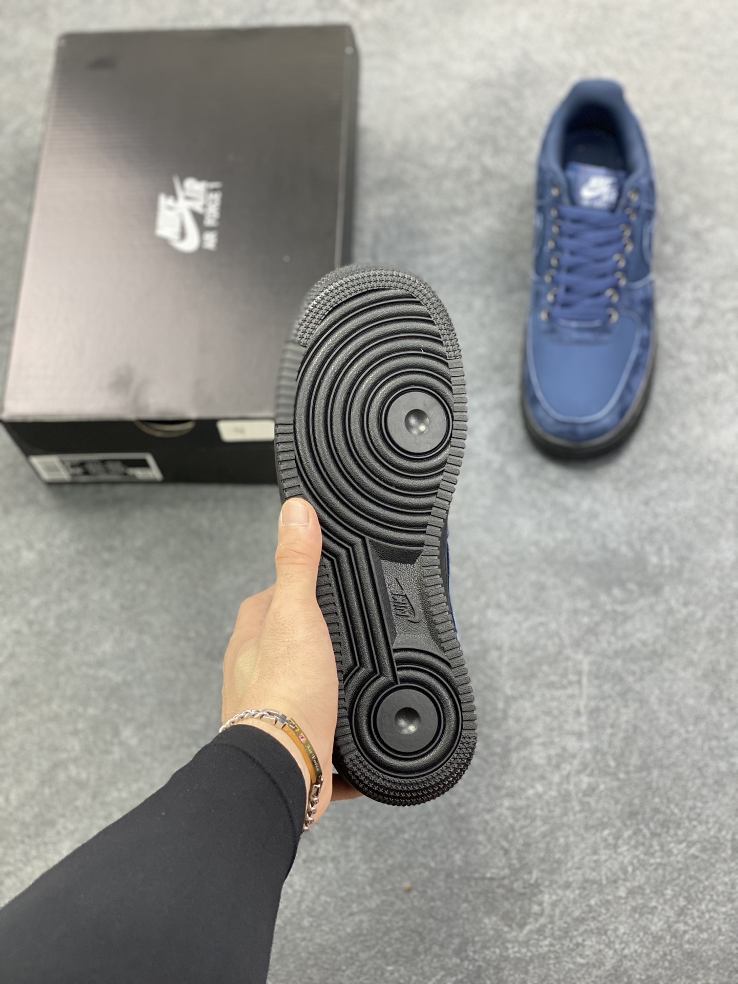 图片[5]-Nike Air Force 1 Low 黑蓝 空军一号低帮运动休闲板鞋 原楦头原纸板 打造纯正空军版型 专注外贸渠道 全掌内置蜂窝气垫 原盒配件 原厂中底钢印、拉帮完美 货号：HQ3822-400 尺码：36 37.5 38 39 40 40.5 41 42 42.5 43 44 44.5 45-选品中心