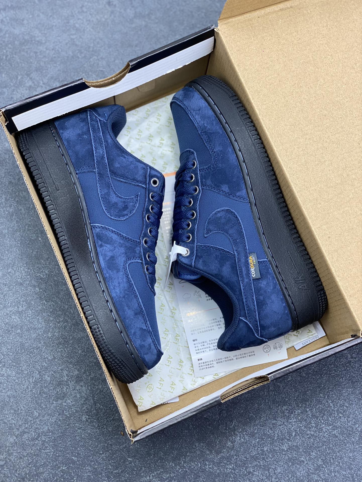 图片[9]-Nike Air Force 1 Low 黑蓝 空军一号低帮运动休闲板鞋 原楦头原纸板 打造纯正空军版型 专注外贸渠道 全掌内置蜂窝气垫 原盒配件 原厂中底钢印、拉帮完美 货号：HQ3822-400 尺码：36 37.5 38 39 40 40.5 41 42 42.5 43 44 44.5 45-选品中心