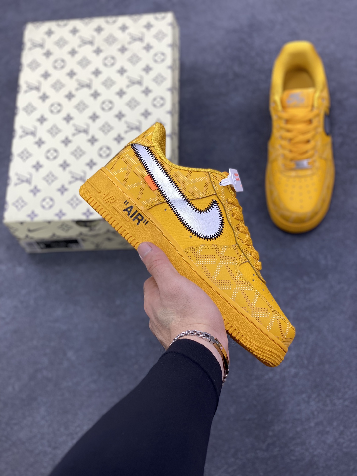 Nike Air Force 1 Low 空军一号低帮百搭休闲运动板鞋。柔软、弹性十足的缓震性能和出色的中底设计，横跨复古与现代的外型结合，造就出风靡全球三十多年的Force 1，直到今天还深受青睐。 货号：GS9875-002 尺码：36 36.5 37.5 38 38.5 39 40 40.5 41 42 42.5 43 44 44.5 45-选品中心
