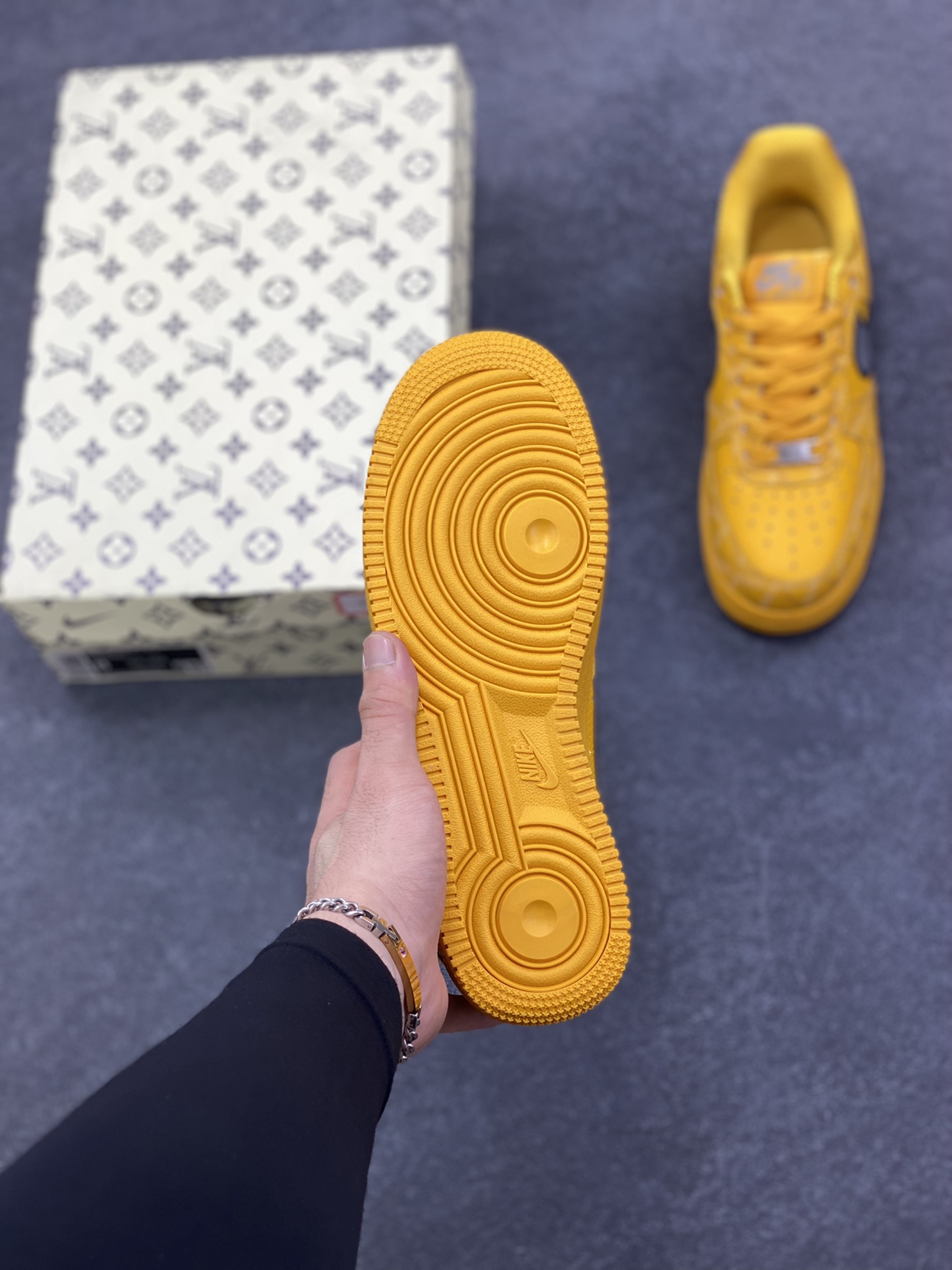 图片[5]-Nike Air Force 1 Low 空军一号低帮百搭休闲运动板鞋。柔软、弹性十足的缓震性能和出色的中底设计，横跨复古与现代的外型结合，造就出风靡全球三十多年的Force 1，直到今天还深受青睐。 货号：GS9875-002 尺码：36 36.5 37.5 38 38.5 39 40 40.5 41 42 42.5 43 44 44.5 45-选品中心