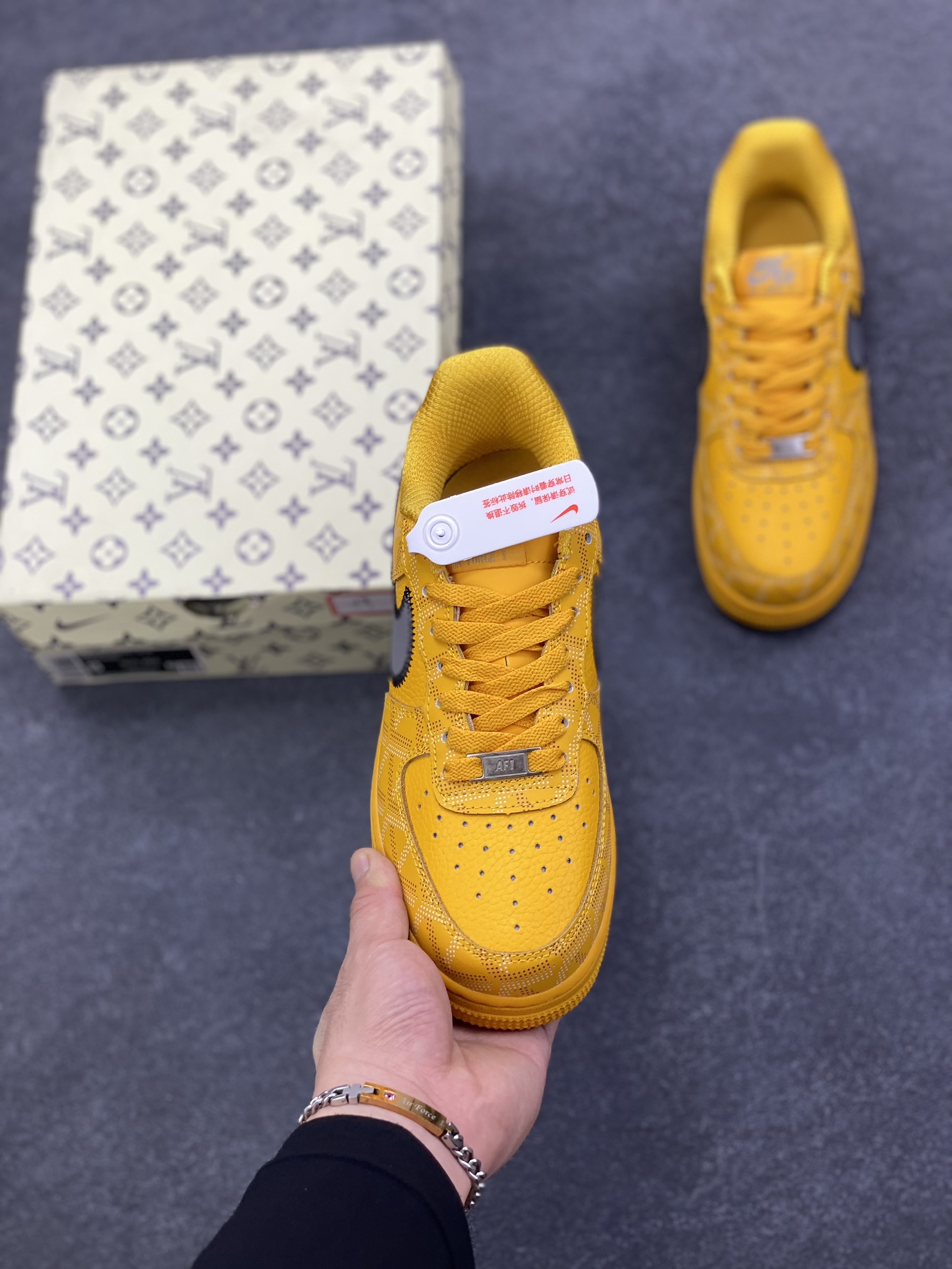 图片[2]-Nike Air Force 1 Low 空军一号低帮百搭休闲运动板鞋。柔软、弹性十足的缓震性能和出色的中底设计，横跨复古与现代的外型结合，造就出风靡全球三十多年的Force 1，直到今天还深受青睐。 货号：GS9875-002 尺码：36 36.5 37.5 38 38.5 39 40 40.5 41 42 42.5 43 44 44.5 45-选品中心