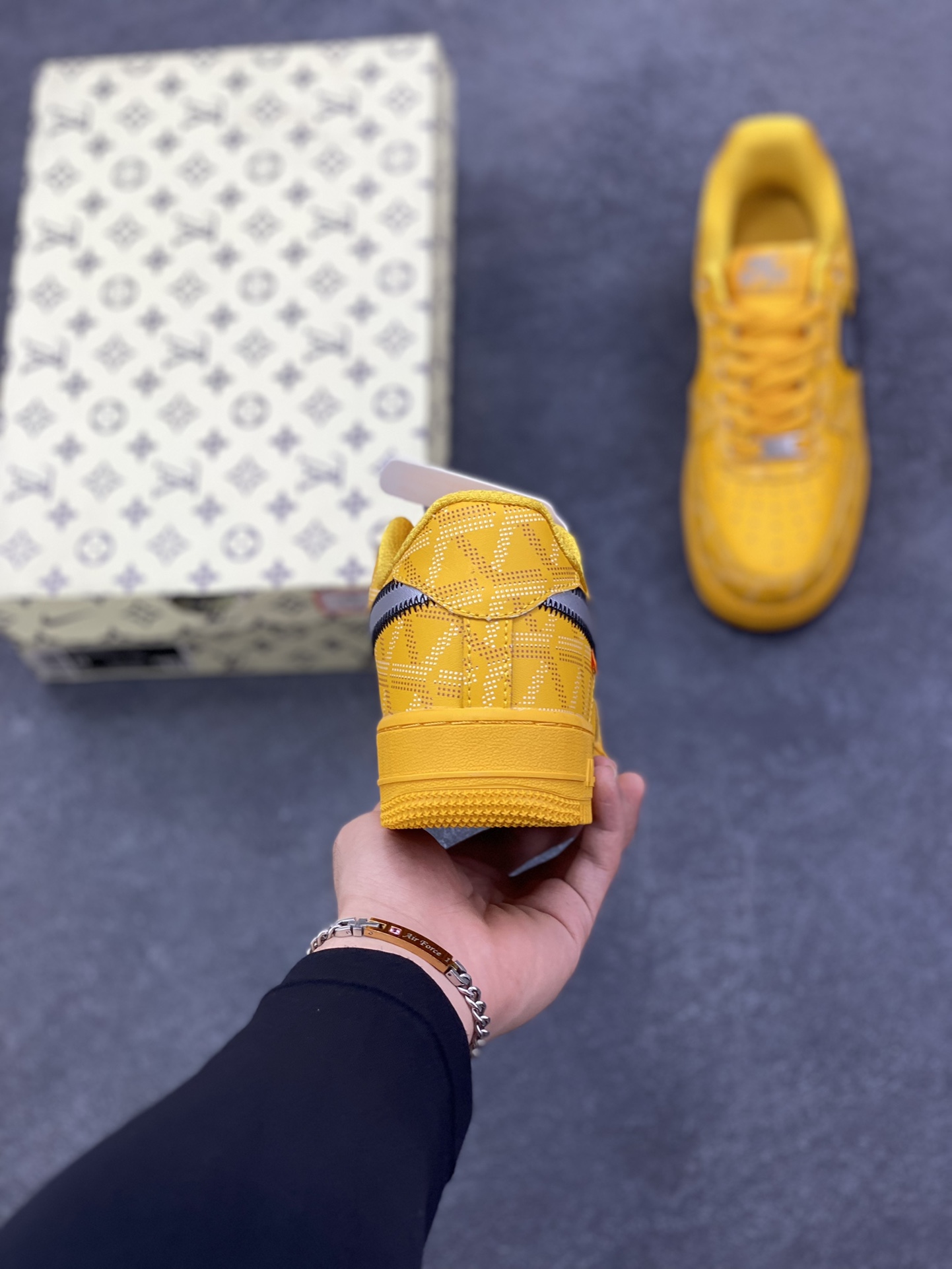 图片[4]-Nike Air Force 1 Low 空军一号低帮百搭休闲运动板鞋。柔软、弹性十足的缓震性能和出色的中底设计，横跨复古与现代的外型结合，造就出风靡全球三十多年的Force 1，直到今天还深受青睐。 货号：GS9875-002 尺码：36 36.5 37.5 38 38.5 39 40 40.5 41 42 42.5 43 44 44.5 45-选品中心