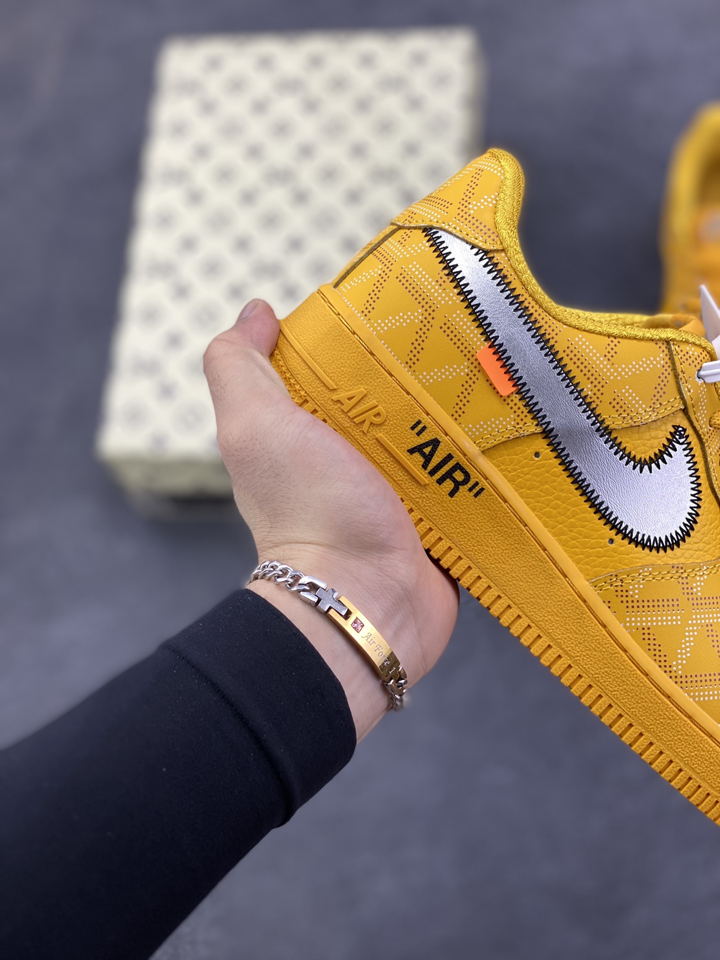 图片[6]-Nike Air Force 1 Low 空军一号低帮百搭休闲运动板鞋。柔软、弹性十足的缓震性能和出色的中底设计，横跨复古与现代的外型结合，造就出风靡全球三十多年的Force 1，直到今天还深受青睐。 货号：GS9875-002 尺码：36 36.5 37.5 38 38.5 39 40 40.5 41 42 42.5 43 44 44.5 45-选品中心