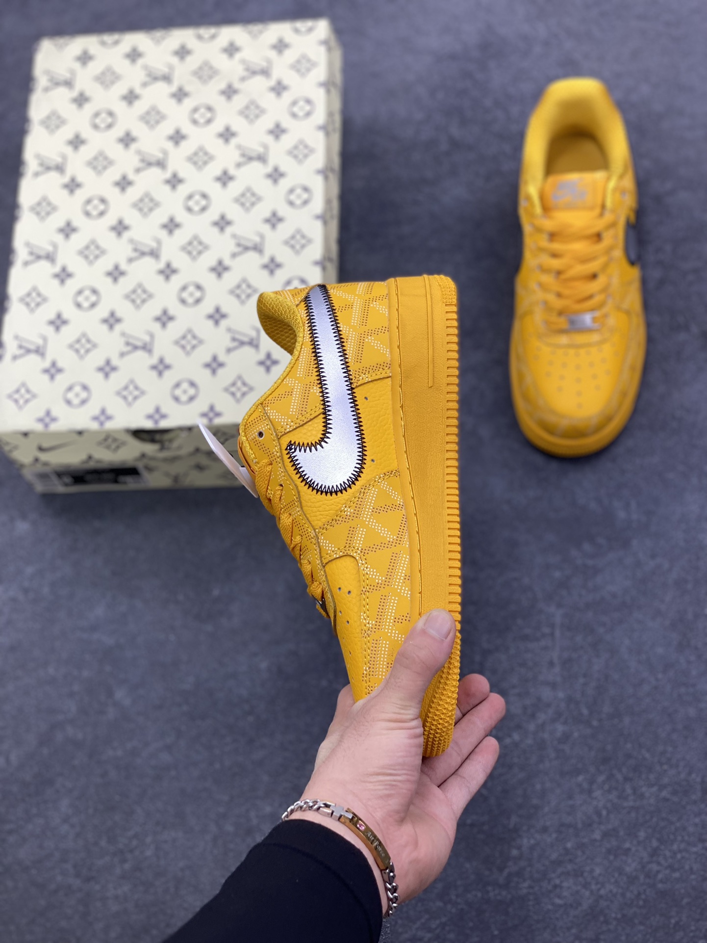 图片[3]-Nike Air Force 1 Low 空军一号低帮百搭休闲运动板鞋。柔软、弹性十足的缓震性能和出色的中底设计，横跨复古与现代的外型结合，造就出风靡全球三十多年的Force 1，直到今天还深受青睐。 货号：GS9875-002 尺码：36 36.5 37.5 38 38.5 39 40 40.5 41 42 42.5 43 44 44.5 45-选品中心