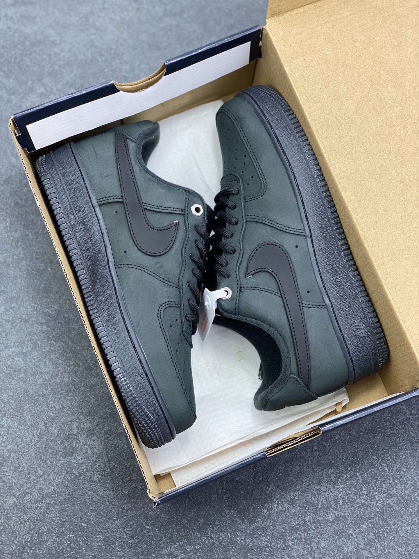 图片[9]-Nike Air Force 1 Low 墨绿黑 空军一号低帮运动休闲板鞋 原楦头原纸板 打造纯正空军版型 专注外贸渠道 全掌内置蜂窝气垫 原盒配件 原厂中底钢印、拉帮完美 货号：CJ9179-001 尺码：36 36.5 37.5 38 38.5 39 40 40.5 41 42 42.5 43 44 44.5 45-选品中心