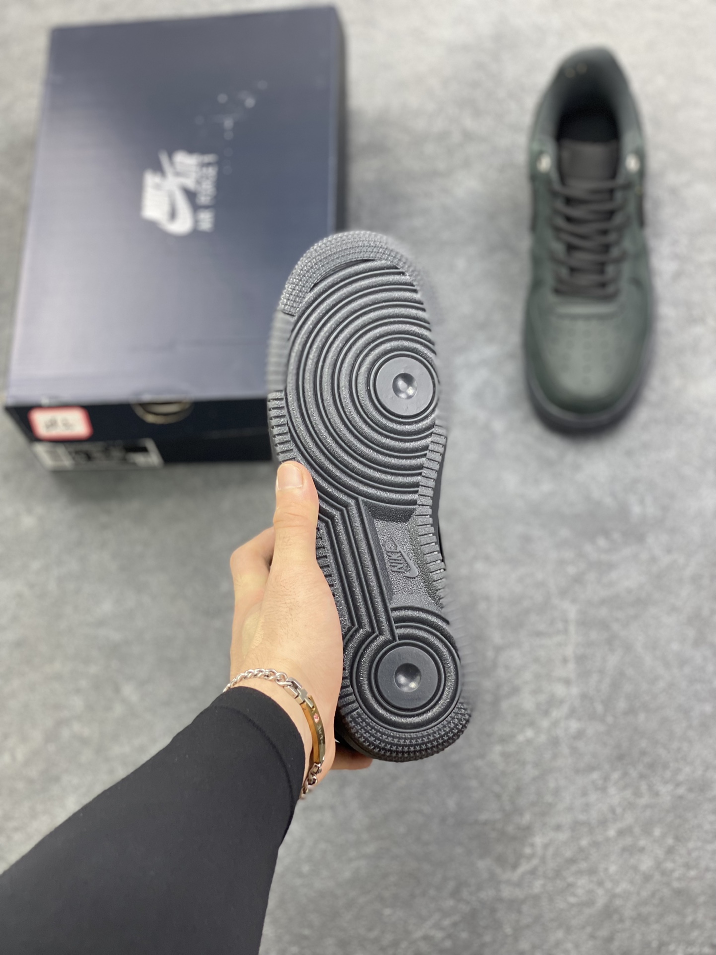 图片[5]-Nike Air Force 1 Low 墨绿黑 空军一号低帮运动休闲板鞋 原楦头原纸板 打造纯正空军版型 专注外贸渠道 全掌内置蜂窝气垫 原盒配件 原厂中底钢印、拉帮完美 货号：CJ9179-001 尺码：36 36.5 37.5 38 38.5 39 40 40.5 41 42 42.5 43 44 44.5 45-选品中心