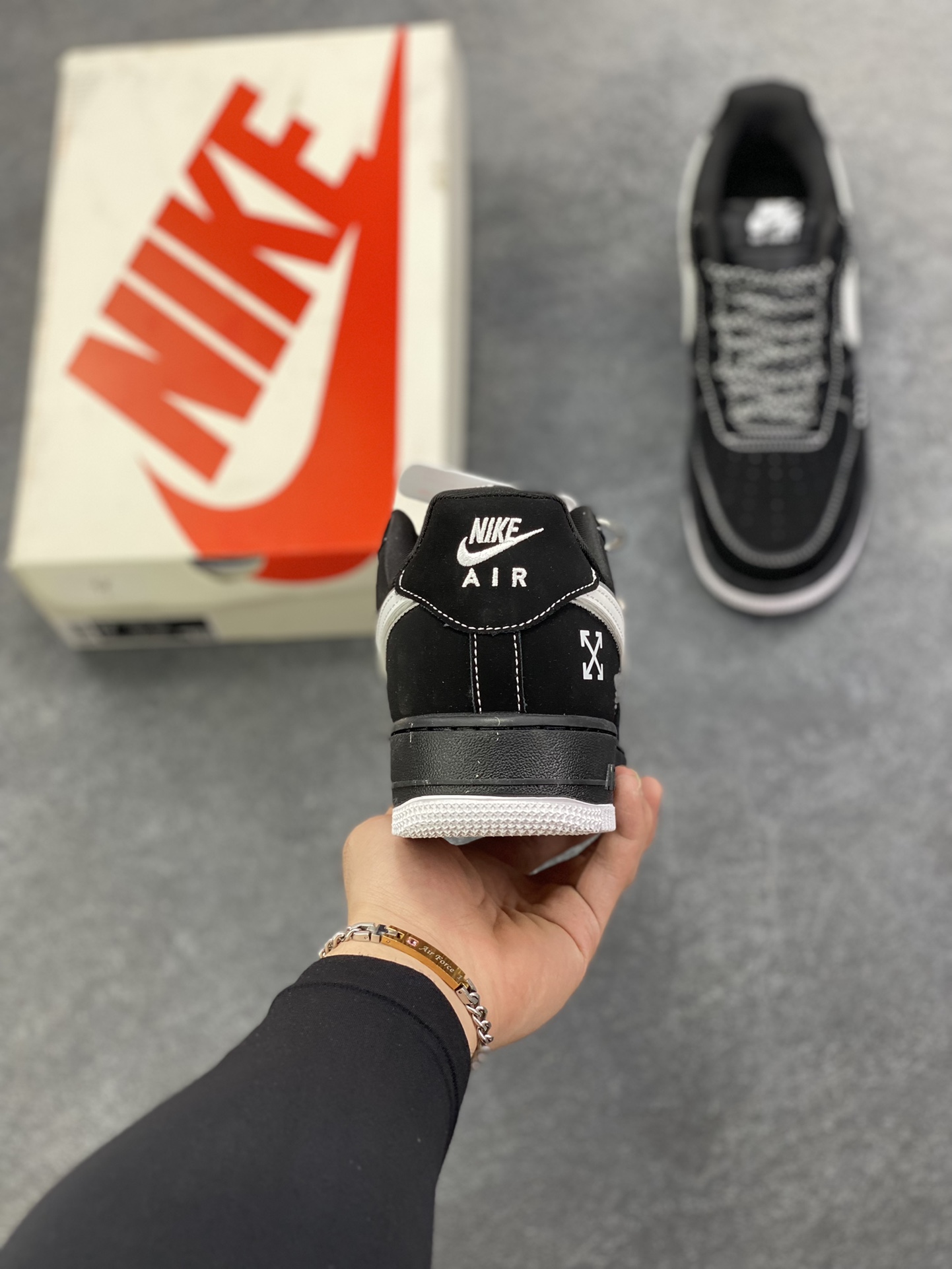 图片[4]-Nike Air Force 1 \’07 Low “OFF-WHITE联名——黑银”空军一号 高端定制 低帮 运动鞋 休闲鞋 折边针车 工艺难度大 原楦头原纸板 原装鞋盒 定制五金配件 内置全掌气垫 原厂鞋底 货号：DK0188-083 尺码：36 36.5 37.5 38 38.5 39 40 40.5 41 42 42.5 43 44 44.5 45-选品中心