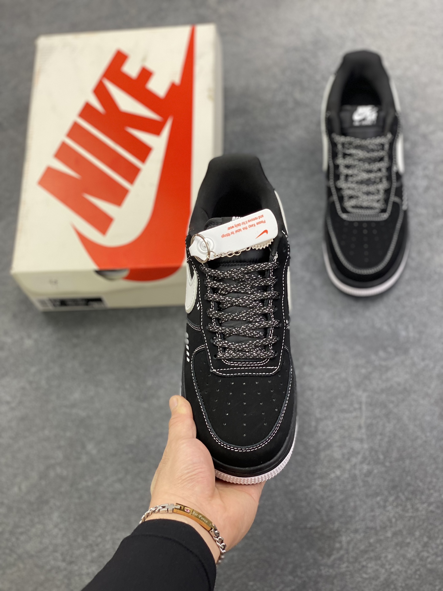 图片[2]-Nike Air Force 1 \’07 Low “OFF-WHITE联名——黑银”空军一号 高端定制 低帮 运动鞋 休闲鞋 折边针车 工艺难度大 原楦头原纸板 原装鞋盒 定制五金配件 内置全掌气垫 原厂鞋底 货号：DK0188-083 尺码：36 36.5 37.5 38 38.5 39 40 40.5 41 42 42.5 43 44 44.5 45-选品中心