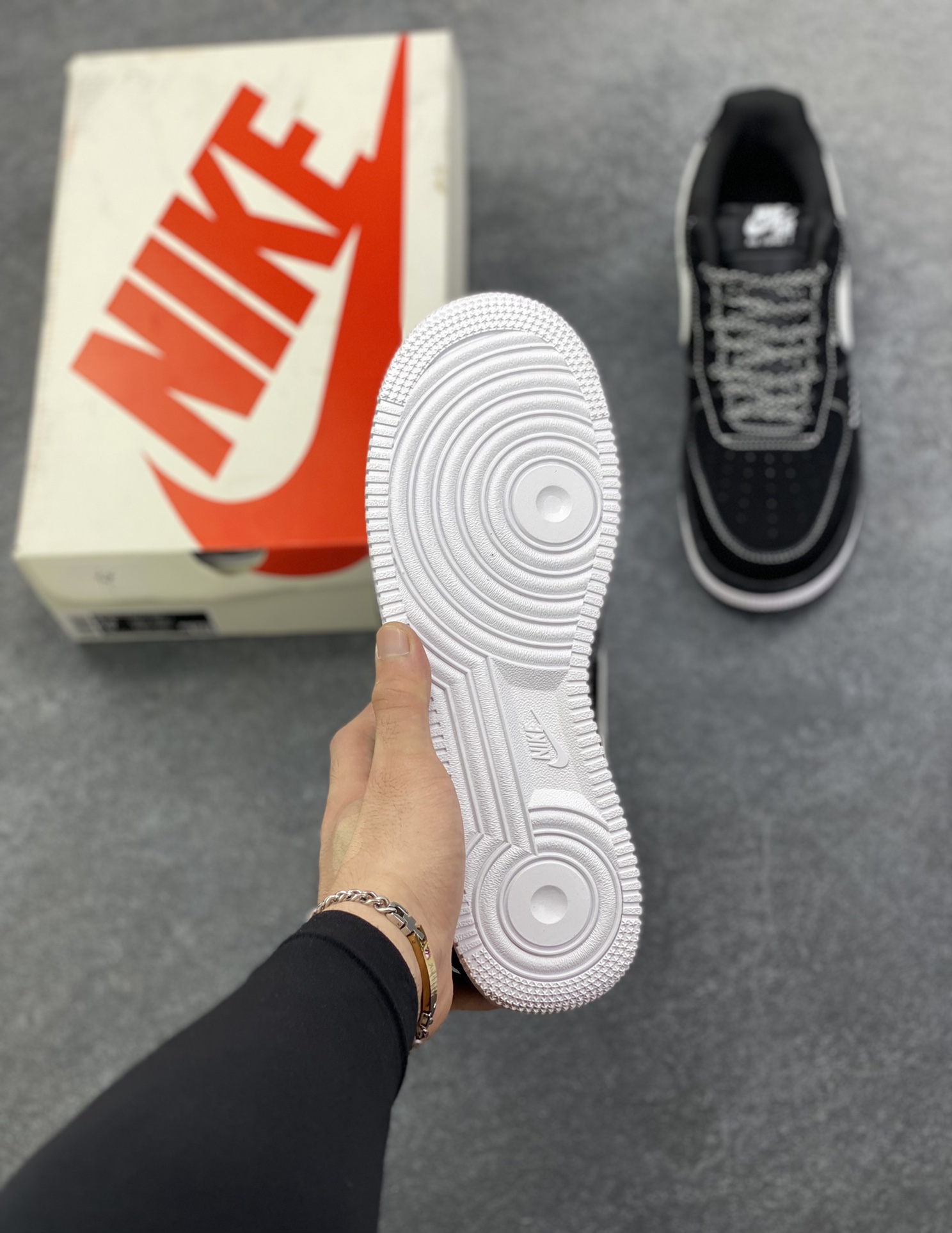 图片[5]-Nike Air Force 1 \’07 Low “OFF-WHITE联名——黑银”空军一号 高端定制 低帮 运动鞋 休闲鞋 折边针车 工艺难度大 原楦头原纸板 原装鞋盒 定制五金配件 内置全掌气垫 原厂鞋底 货号：DK0188-083 尺码：36 36.5 37.5 38 38.5 39 40 40.5 41 42 42.5 43 44 44.5 45-选品中心