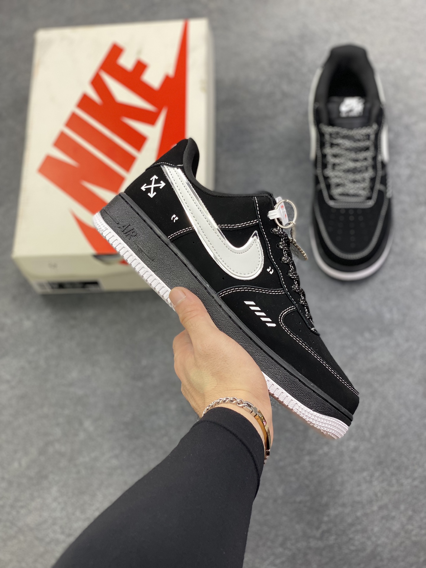 Nike Air Force 1 \'07 Low “OFF-WHITE联名——黑银”空军一号 高端定制 低帮 运动鞋 休闲鞋 折边针车 工艺难度大 原楦头原纸板 原装鞋盒 定制五金配件 内置全掌气垫 原厂鞋底 货号：DK0188-083 尺码：36 36.5 37.5 38 38.5 39 40 40.5 41 42 42.5 43 44 44.5 45-选品中心