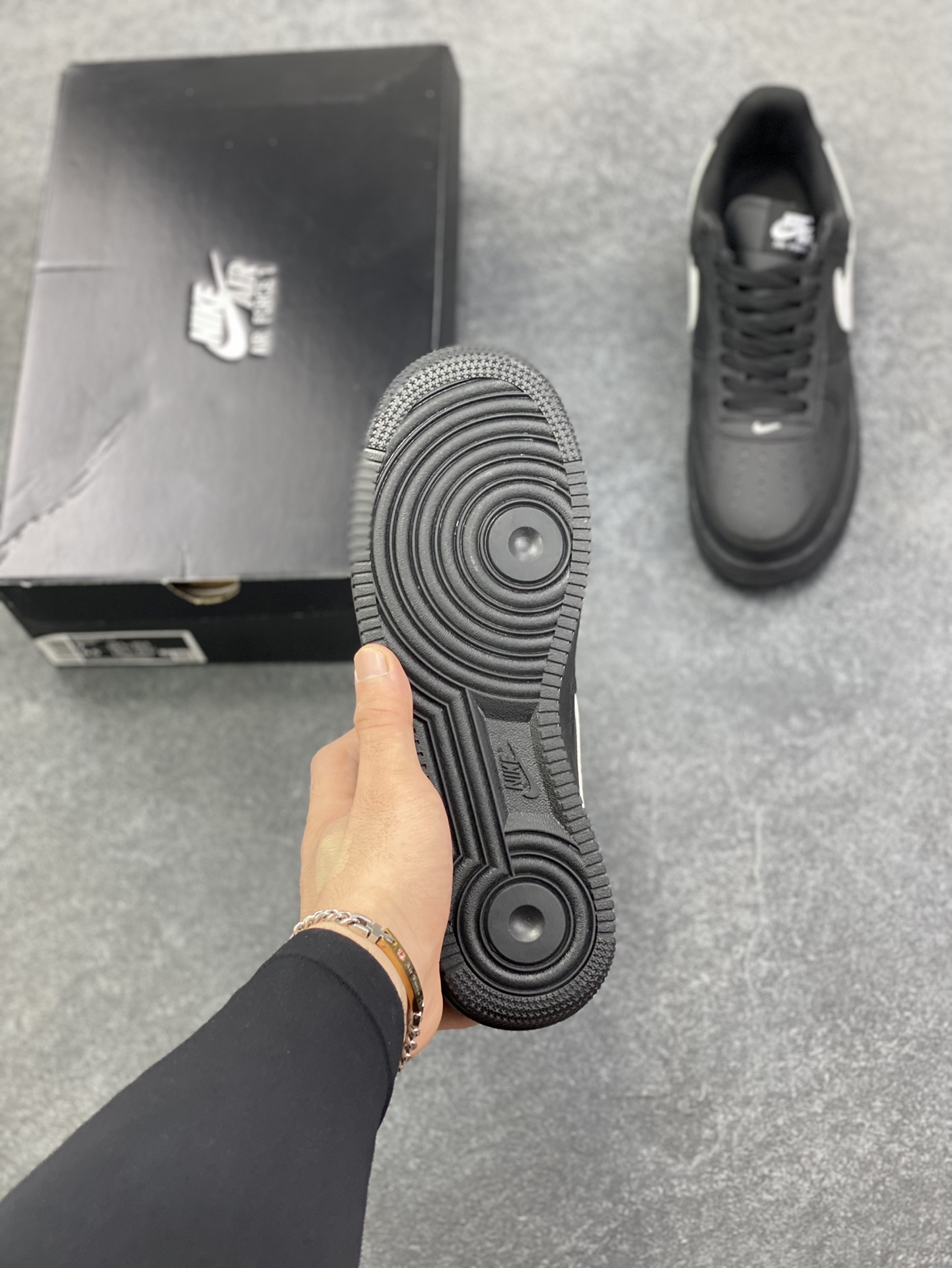 图片[5]-福利特价 Nike Air Force 1 Low 空军一号低帮百搭休闲运动板鞋。柔软、弹性十足的缓震性能和出色的中底设计，横跨复古与现代的外型结合，造就出风靡全球三十多年的Force 1，直到今天还深受青睐。 货号：CU9225-002 尺码：36 36.5 37.5 38 38.5 39 40 40.5 41 42 42.5 43 44 44.5 45-选品中心