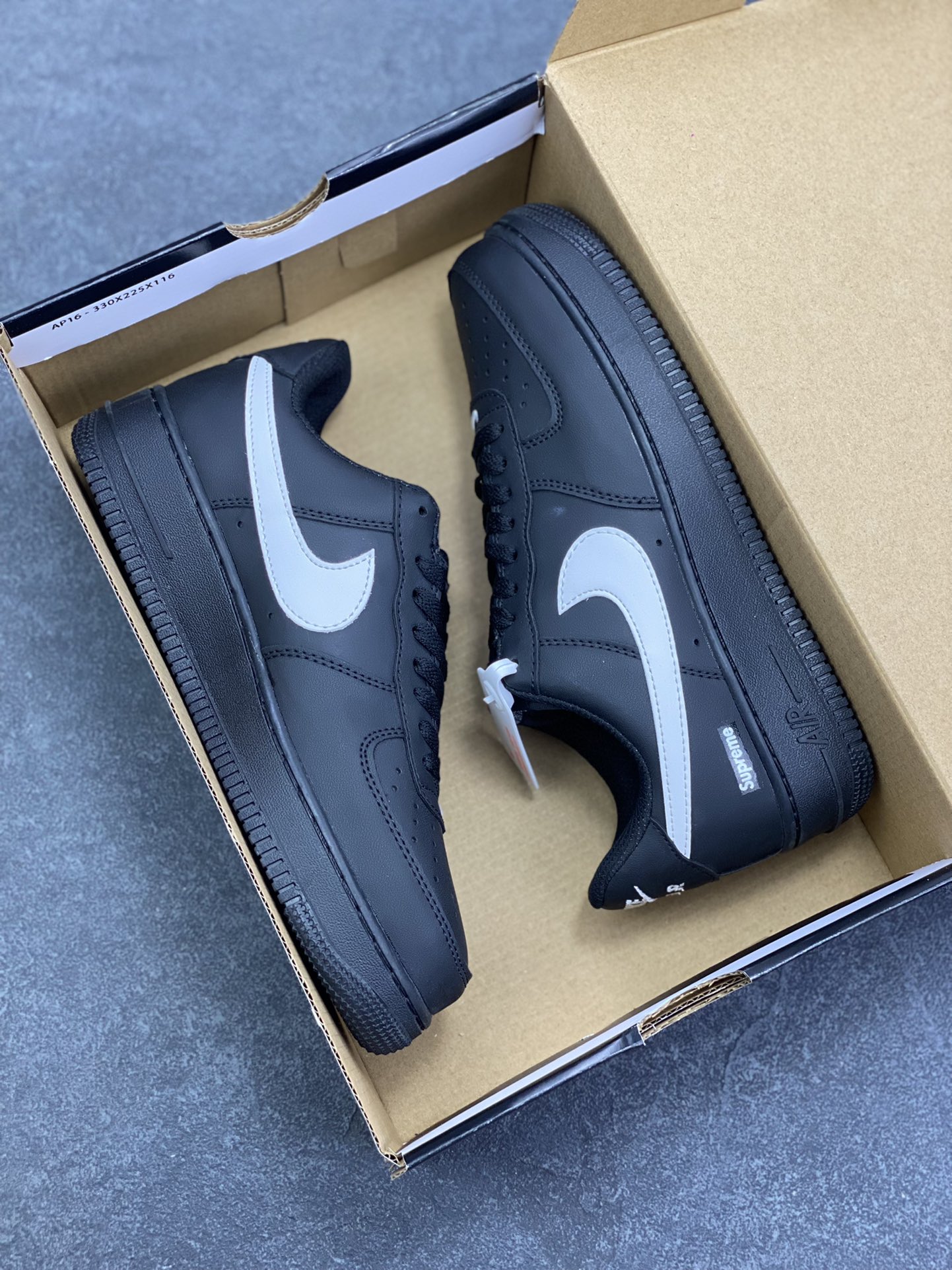 图片[9]-福利特价 Nike Air Force 1 Low 空军一号低帮百搭休闲运动板鞋。柔软、弹性十足的缓震性能和出色的中底设计，横跨复古与现代的外型结合，造就出风靡全球三十多年的Force 1，直到今天还深受青睐。 货号：CU9225-002 尺码：36 36.5 37.5 38 38.5 39 40 40.5 41 42 42.5 43 44 44.5 45-选品中心