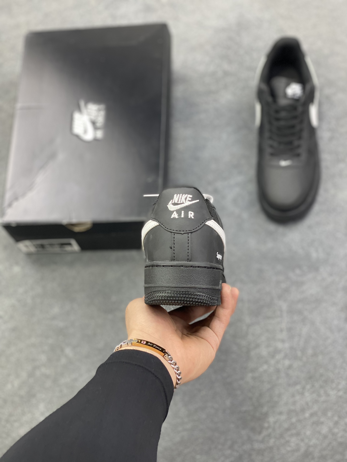 图片[4]-福利特价 Nike Air Force 1 Low 空军一号低帮百搭休闲运动板鞋。柔软、弹性十足的缓震性能和出色的中底设计，横跨复古与现代的外型结合，造就出风靡全球三十多年的Force 1，直到今天还深受青睐。 货号：CU9225-002 尺码：36 36.5 37.5 38 38.5 39 40 40.5 41 42 42.5 43 44 44.5 45-选品中心