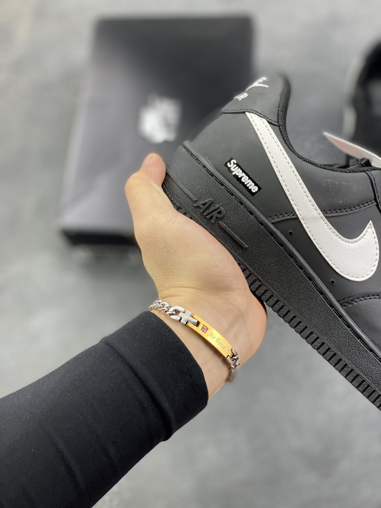 图片[6]-福利特价 Nike Air Force 1 Low 空军一号低帮百搭休闲运动板鞋。柔软、弹性十足的缓震性能和出色的中底设计，横跨复古与现代的外型结合，造就出风靡全球三十多年的Force 1，直到今天还深受青睐。 货号：CU9225-002 尺码：36 36.5 37.5 38 38.5 39 40 40.5 41 42 42.5 43 44 44.5 45-选品中心