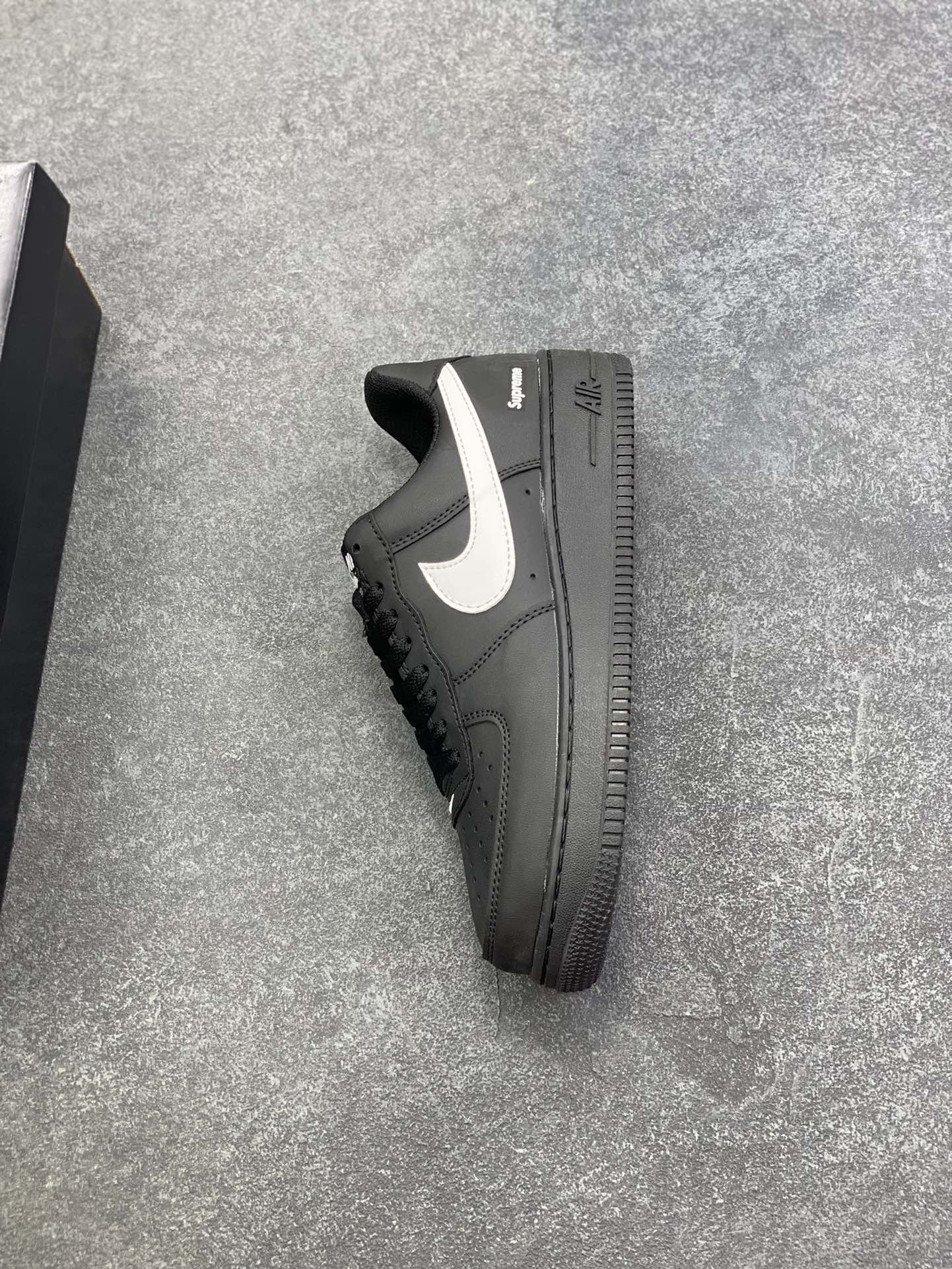 图片[7]-福利特价 Nike Air Force 1 Low 空军一号低帮百搭休闲运动板鞋。柔软、弹性十足的缓震性能和出色的中底设计，横跨复古与现代的外型结合，造就出风靡全球三十多年的Force 1，直到今天还深受青睐。 货号：CU9225-002 尺码：36 36.5 37.5 38 38.5 39 40 40.5 41 42 42.5 43 44 44.5 45-选品中心