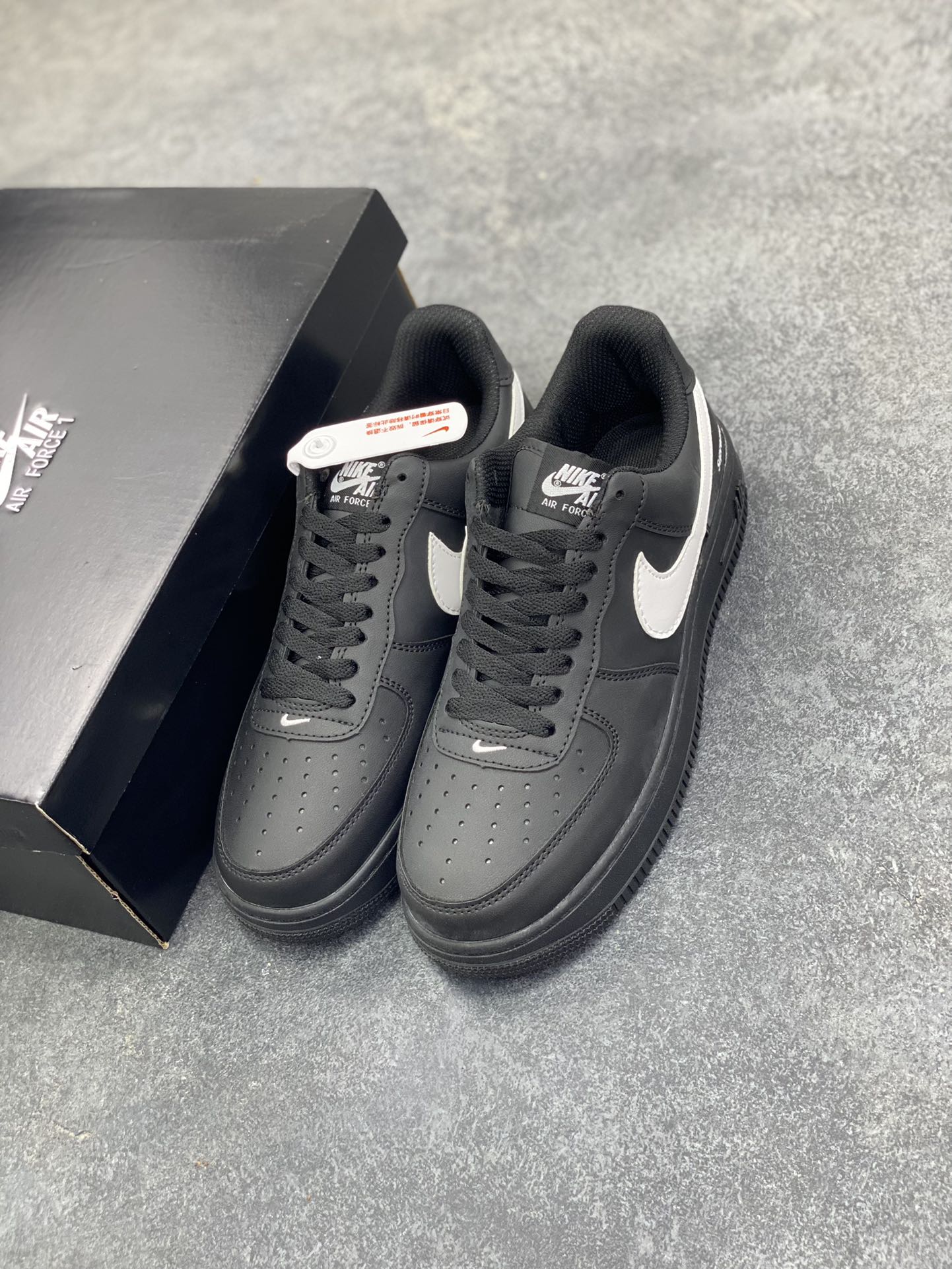 图片[8]-福利特价 Nike Air Force 1 Low 空军一号低帮百搭休闲运动板鞋。柔软、弹性十足的缓震性能和出色的中底设计，横跨复古与现代的外型结合，造就出风靡全球三十多年的Force 1，直到今天还深受青睐。 货号：CU9225-002 尺码：36 36.5 37.5 38 38.5 39 40 40.5 41 42 42.5 43 44 44.5 45-选品中心