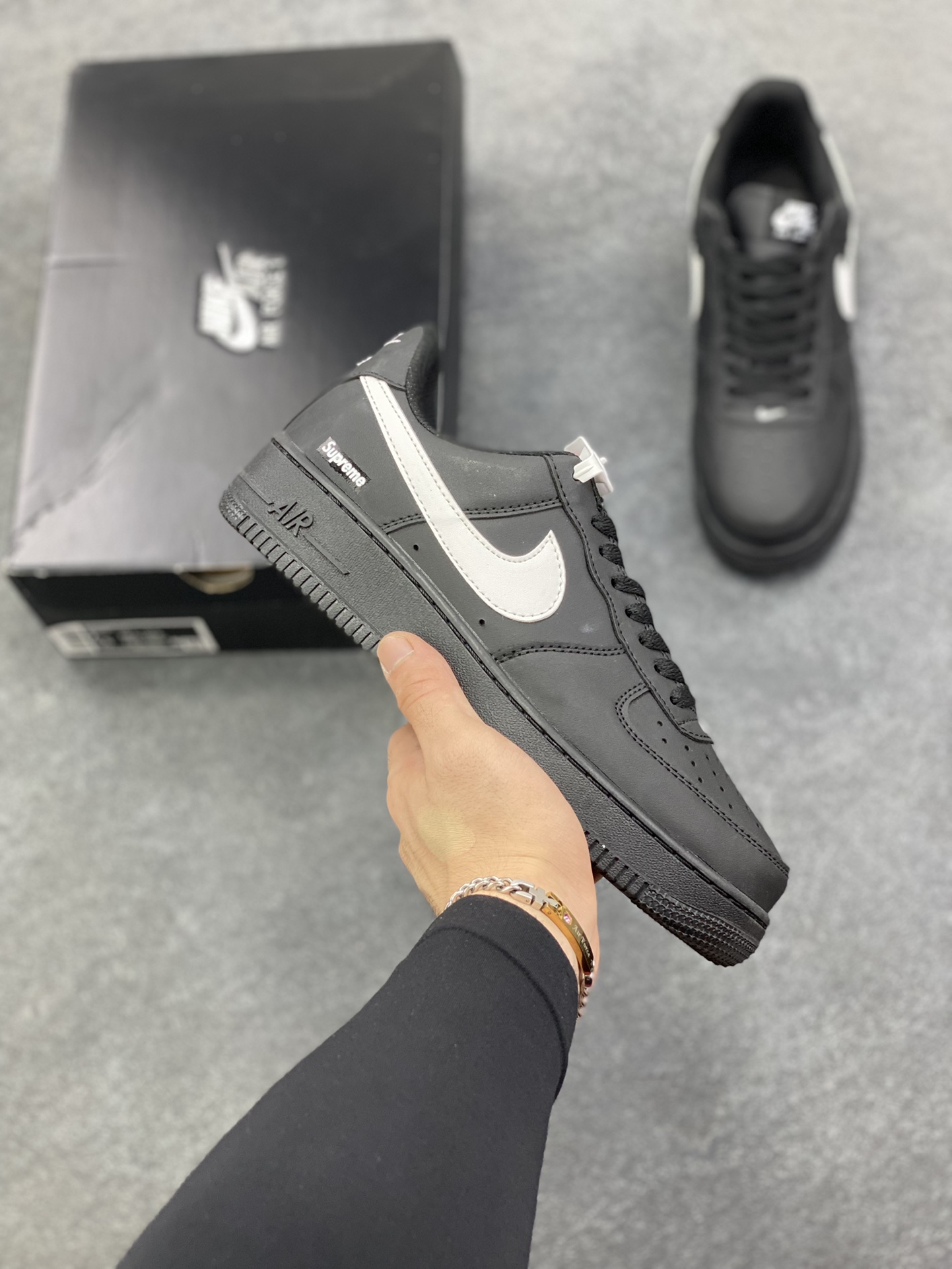 福利特价 Nike Air Force 1 Low 空军一号低帮百搭休闲运动板鞋。柔软、弹性十足的缓震性能和出色的中底设计，横跨复古与现代的外型结合，造就出风靡全球三十多年的Force 1，直到今天还深受青睐。 货号：CU9225-002 尺码：36 36.5 37.5 38 38.5 39 40 40.5 41 42 42.5 43 44 44.5 45-选品中心