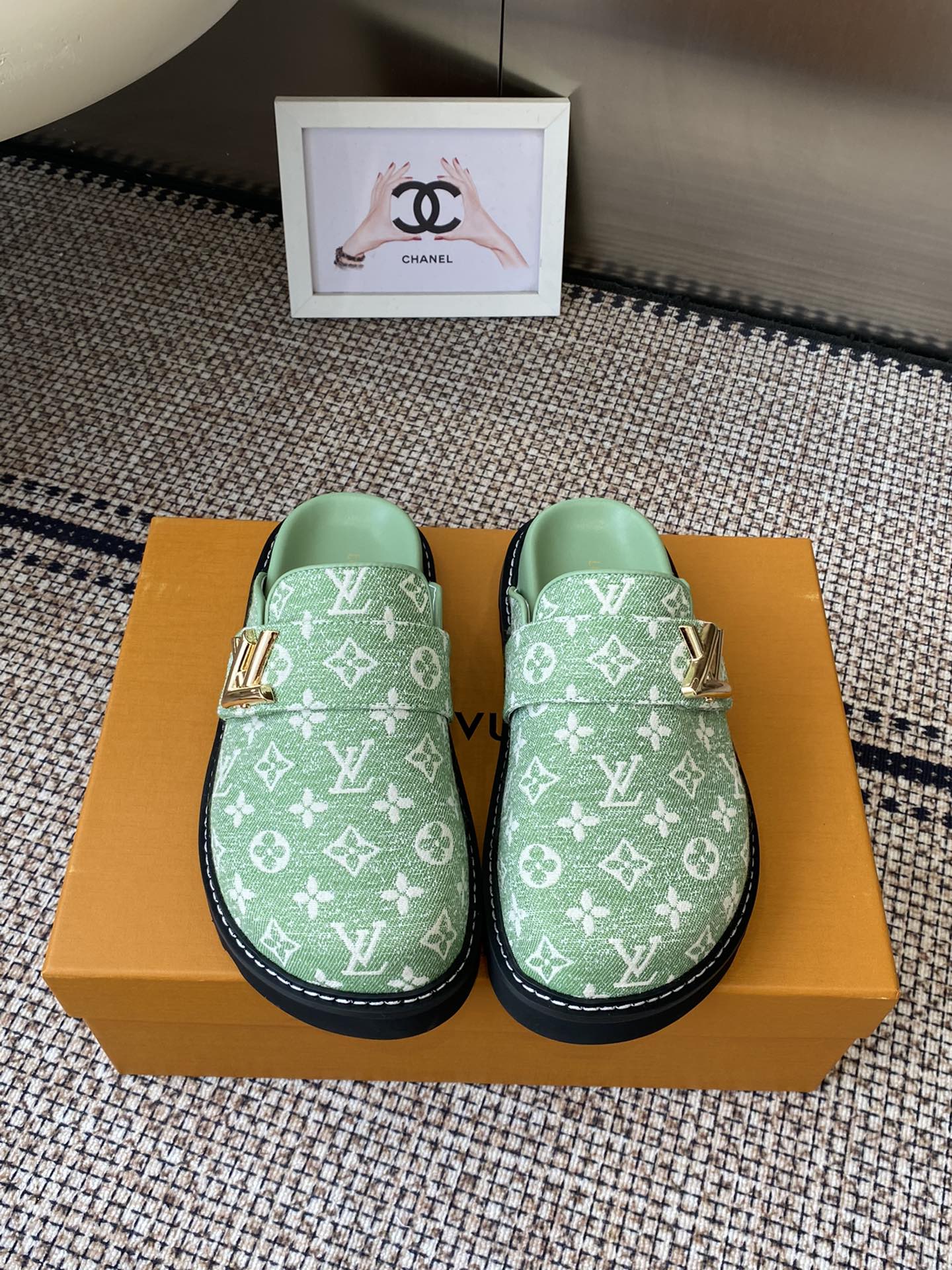 NO:564618,LV 2025ss new Birkenstock slippers for couples. Classic monogram original development. Top version. All details are consistent with the original!  Size 35-45 with authentic packaging, half drag, louis vuitton, slippers19860909LV 2025ss 情侣新款 勃肯毛拖鞋新品 经典monogram原版开发 顶级版本 所有细节都和正品一致！ 码数35-45配正品包装,半拖,louis vuitton,slippers,Women's Shoes