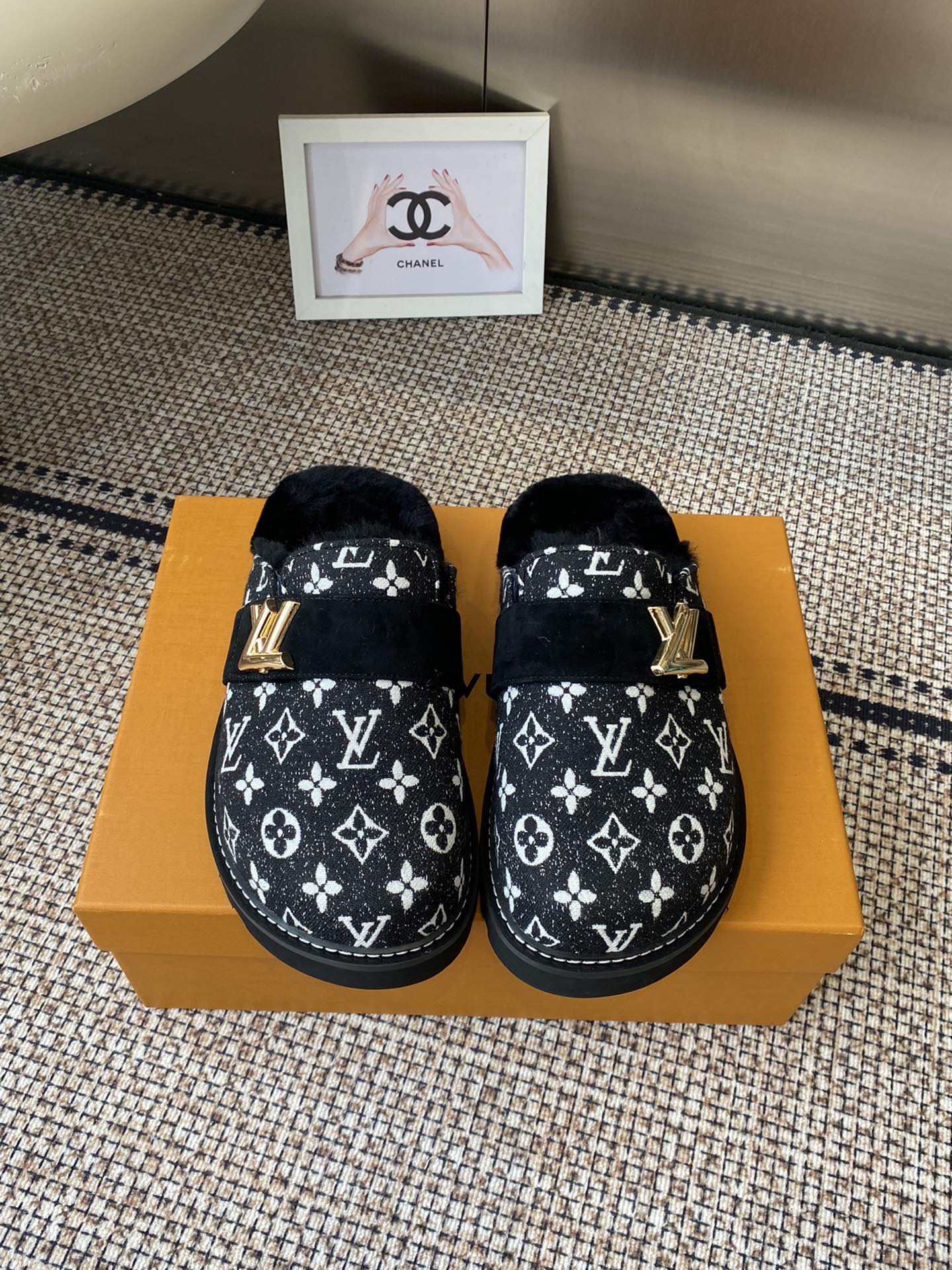 NO:564609,Maoli LV 2025ss new couple's new Birkenstock slippers, classic monogram original development, top version, all details are consistent with the genuine product!  Size 35-45 with authentic packaging, semi-slippers, louis vuitton, slippers19860909毛里 LV 2025ss 情侣新款 勃肯毛拖鞋新品 经典monogram原版开发 顶级版本 所有细节都和正品一致！ 码数35-45配正品包装,半拖毛毛鞋,louis vuitton,slippers,Women's Shoes