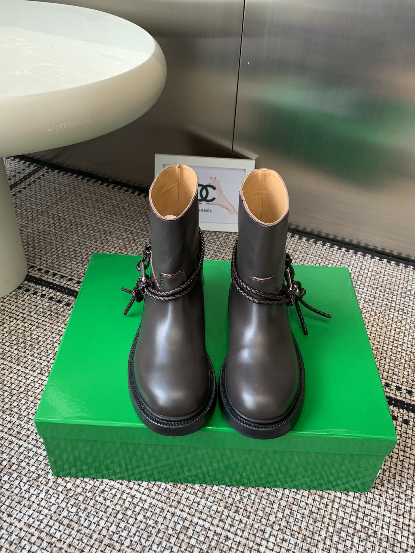 NO:564591,Bottega Veneta BV's new autumn and winter style slip-on short boots and knight boots are so cool. I fell in love with them at first sight. These knotted boots must be locked. The classic knotted braided boots are wrapped around the boot body, with the iconic triangular metal buckle. The black and silver collision comes with a cool filter. When you put it on, you can directly transform into a street girl, with an aura of 2.8 meters.  The boot shape is extremely long-legged. Whether it is worn with floor-length jeans for a casual and relaxed look, or worn with a mini skirt for a hot girl style, or even paired with suit pants for a professional elite route, it can be perfectly matched. It is the 'master key' to autumn and winter wear. Sisters who are struggling with autumn and winter boots, close your eyes!  Waxed calfskin upper, BV traditional dark brown cowhide lining, Italian genuine leather sole, injection-molded non-slip rubber on the forefoot, size 35-40 (customized for 40), boots, bottega veneta, bottega veneta, boots, skirts, jeans, business suit, cowhide19860909Bottega Veneta BV秋冬新款 一脚蹬时尚 短靴 骑士靴 太酷了 一眼就爱上,这双绳结靴必须锁死 经典绳结编织缠绕靴身,搭配标志性三角金属扣,黑银碰撞自带酷飒滤镜,穿上直接化身街头拽姐,气场两米八 靴型超显腿长,不管是配拖地牛仔裤走随性松弛感,还是搭迷你裙玩辣妹风,甚至配西装裤走职场精英路线,都能完美适配,秋冬穿搭“万能钥匙”就是它 纠结秋冬靴子的姐妹,闭眼冲！ 鞋面打蜡小牛皮 内里BV传统深咖色牛皮里、意大利真皮底前掌注塑防滑橡胶 码数35-40（40订做）,靴子,bottega veneta,bottega veneta,boots,skirts,jeans,business suit,cowhide,Women's Shoes