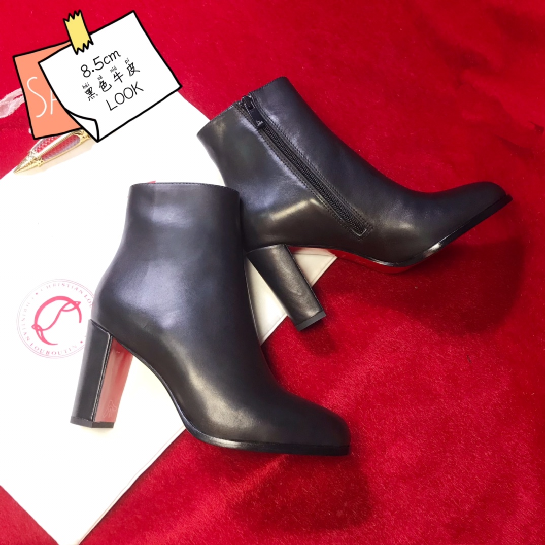 NO:552544,High-end customized autumn and winter boots series!  H8.5Cm, size 35-42. Genuine leather outsole. Private model trademark zipper, one piece of leather for each foot. 319-52 black cowhide extended outsole. Official website synchronization standard European code Reference: 319-52 Color: black Material: cowhide Lining: sheep leather Heel heigh: 8.5Cm Sole: leather sole Size: EUR 35-42 (US 4-11):,, christian  louboutin,boots,cowhide,leather soles19860909高端订制 秋冬靴系列！ H8.5Cm,尺码35-42码.真皮大底.私模商标拉链,一只脚一块皮.319-52黑牛皮延条大底.官网同步 标准欧码 Reference:319-52 Color:black Material:cowhide Lining:sheep leather Heel heigh:8.5Cm Sole:leather sole Size:EUR 35－42（US 4一11) :,,christian louboutin,boots,cowhide,Leather soles,Women's Shoes